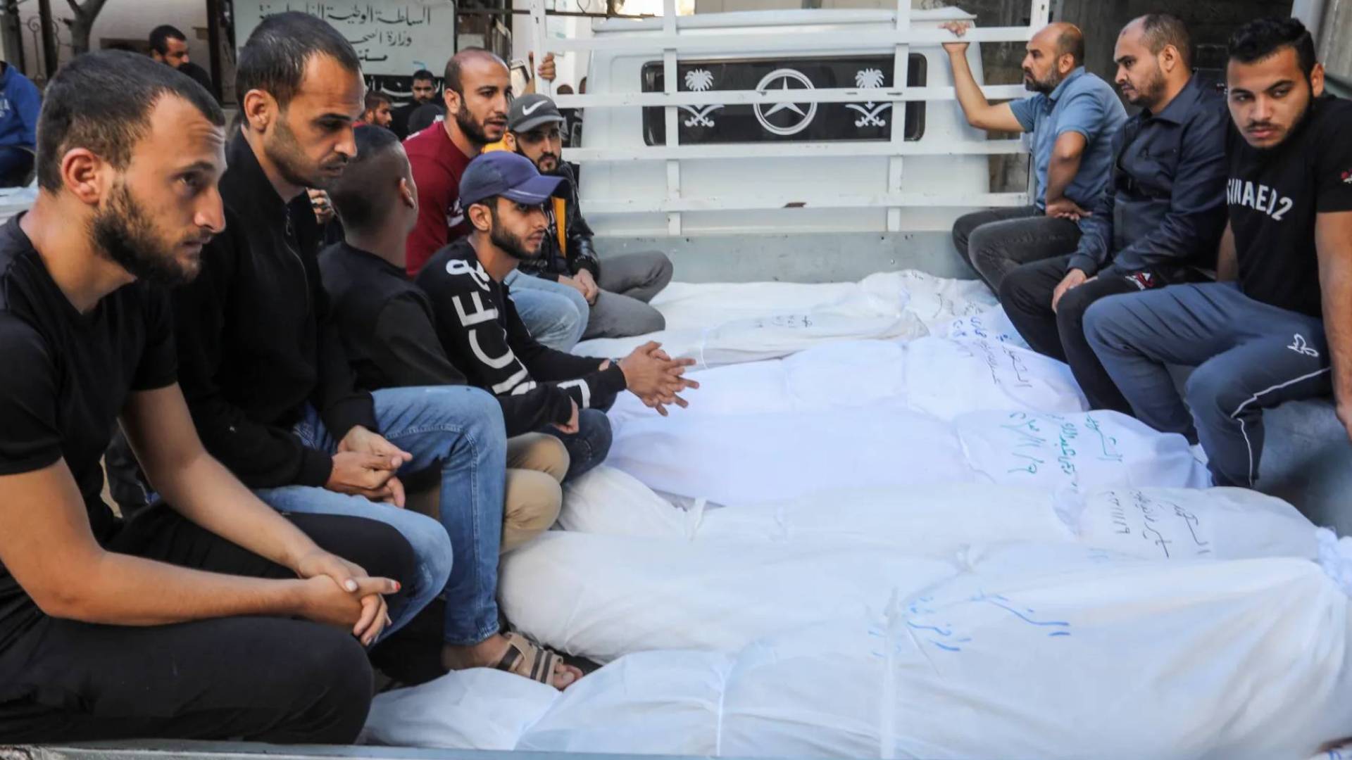 نقل جثامين الشهداء في غزة