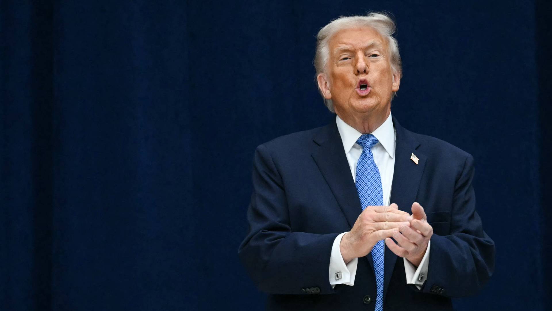 الرَّئِيسَ الأمريكي دُونَالْد تِرَمْبَ