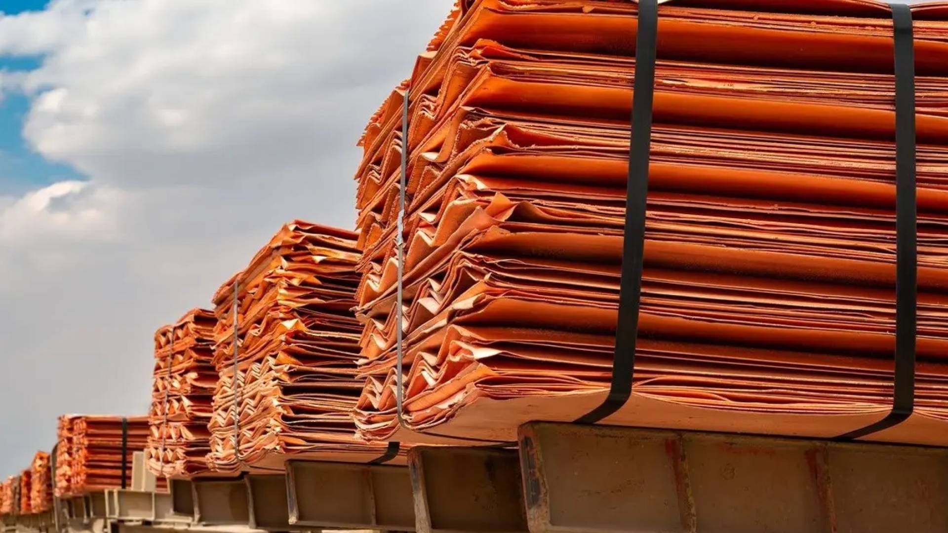 ألواحًا مكدسة من النحاس