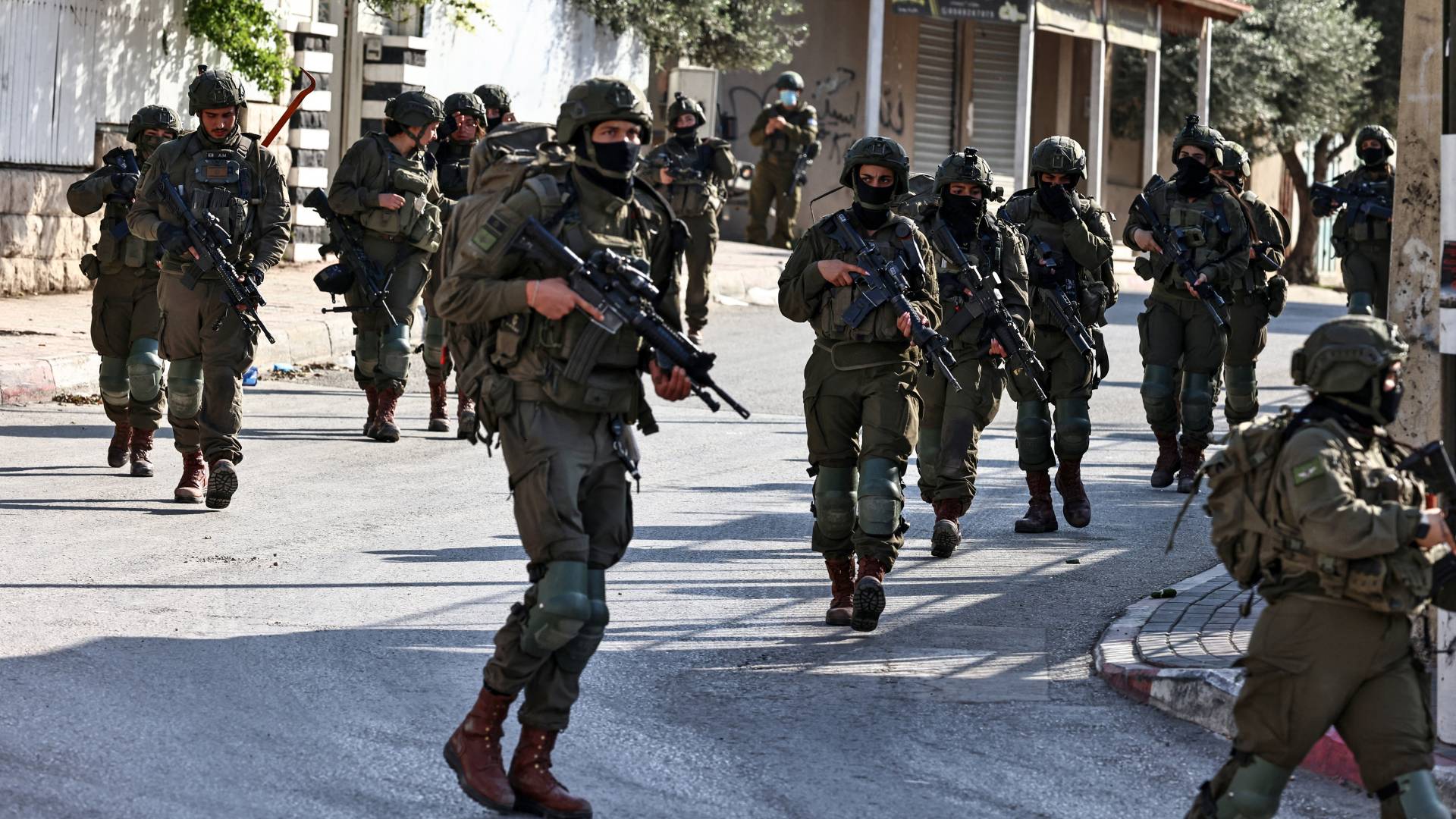 قوات الاحتلال تشن حملة اعتقالات في الضفة الغربية