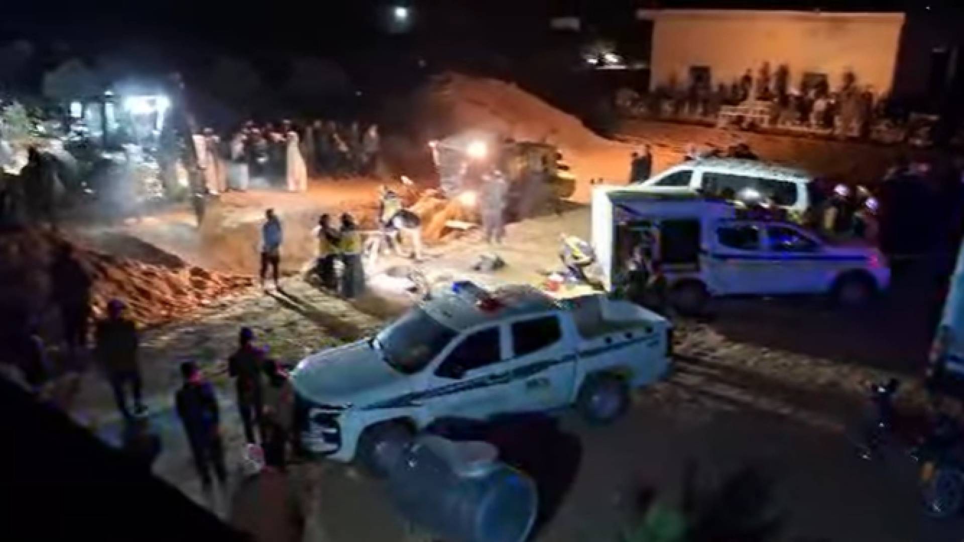 الدفاع المدني السوري ينقذ الطفلة من بئر عميق