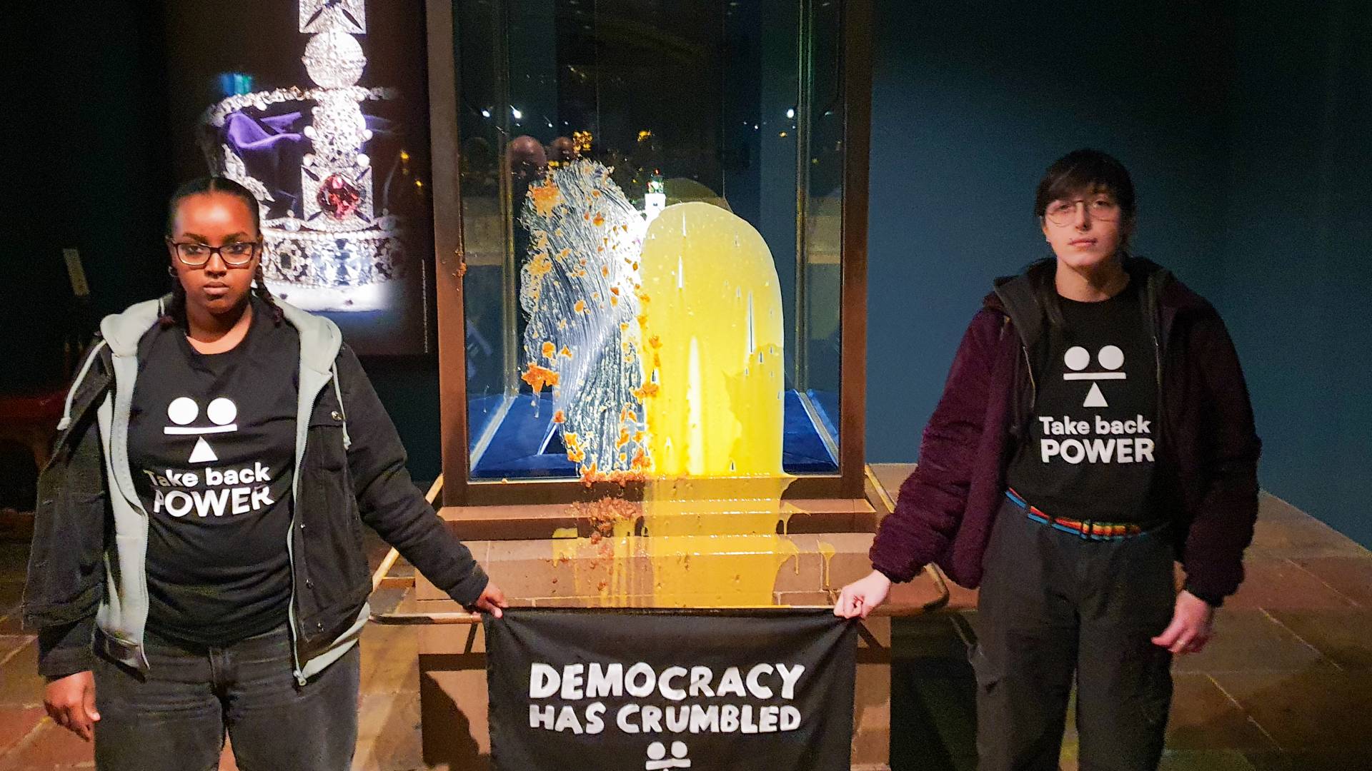 اعتداء نشطاء بـ"الحلوى" على جواهر التاج في برج لندن