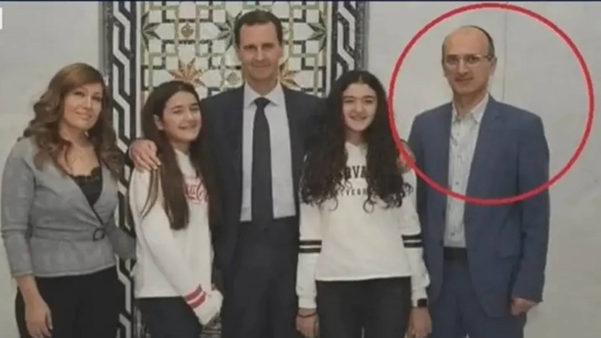 أمجد عيسى معاون لونا الشبل بجانب بشار الأسد