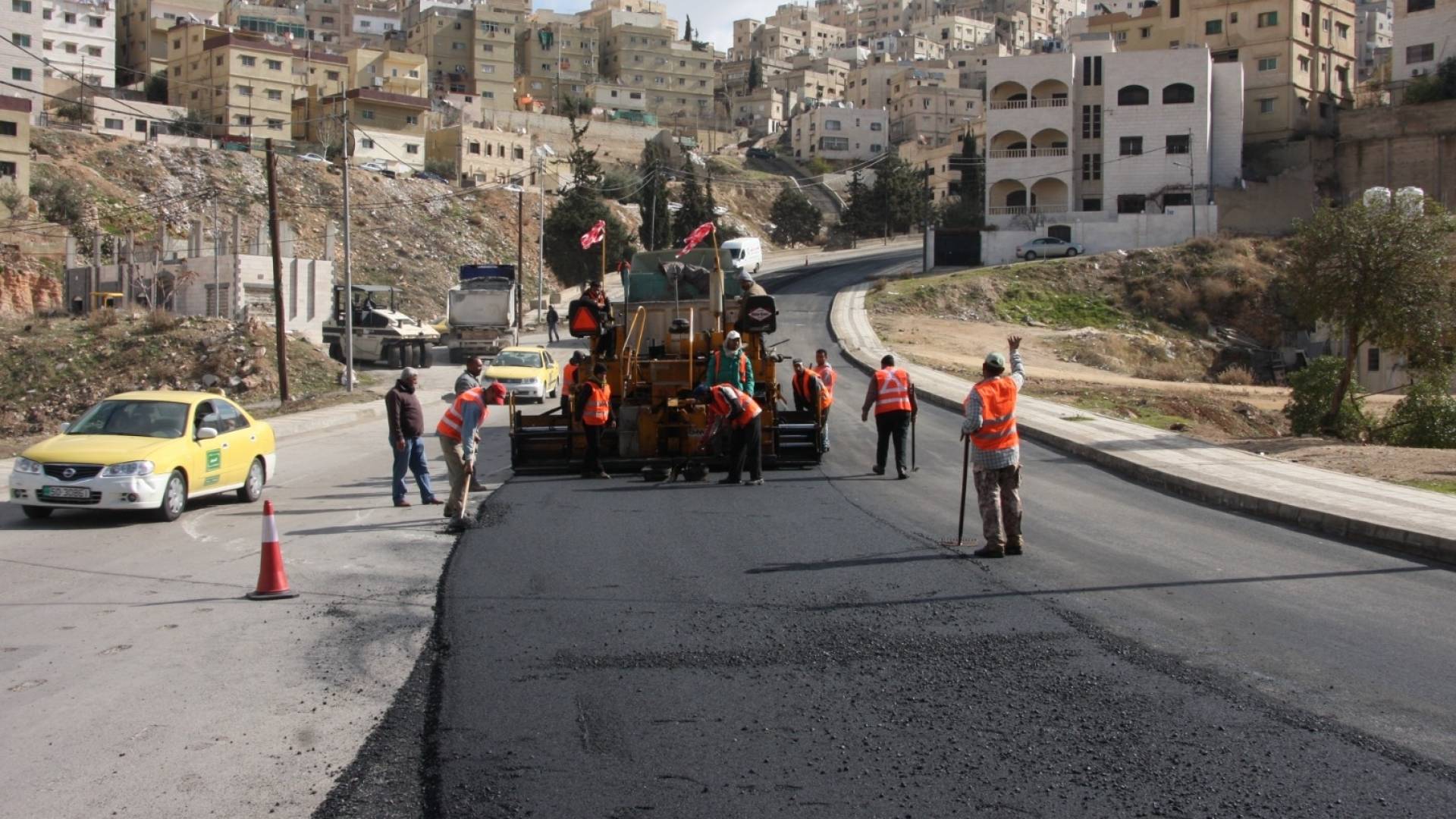 تعبيد الطرق في عمان - أرشيفية
