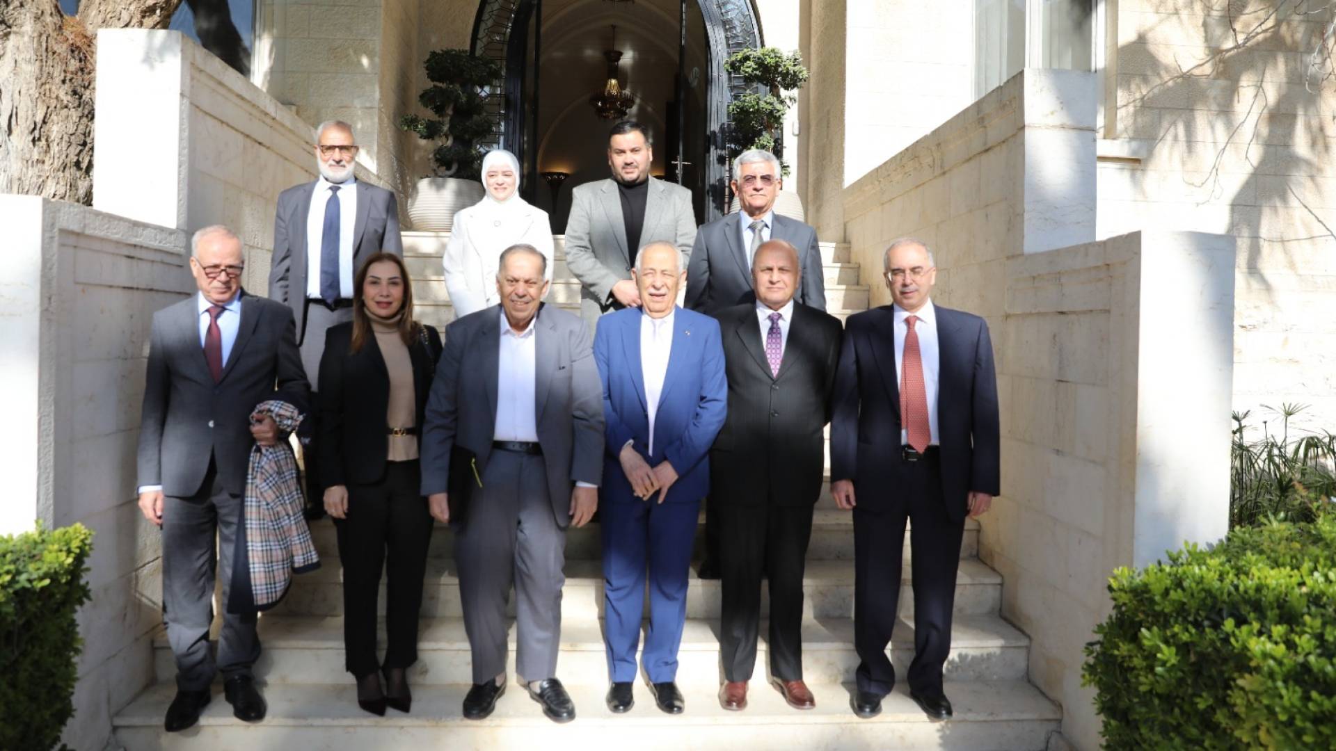 رئيس الديوان الملكي يلتقي وفدا من جماعة عمان لحوارات المستقبل