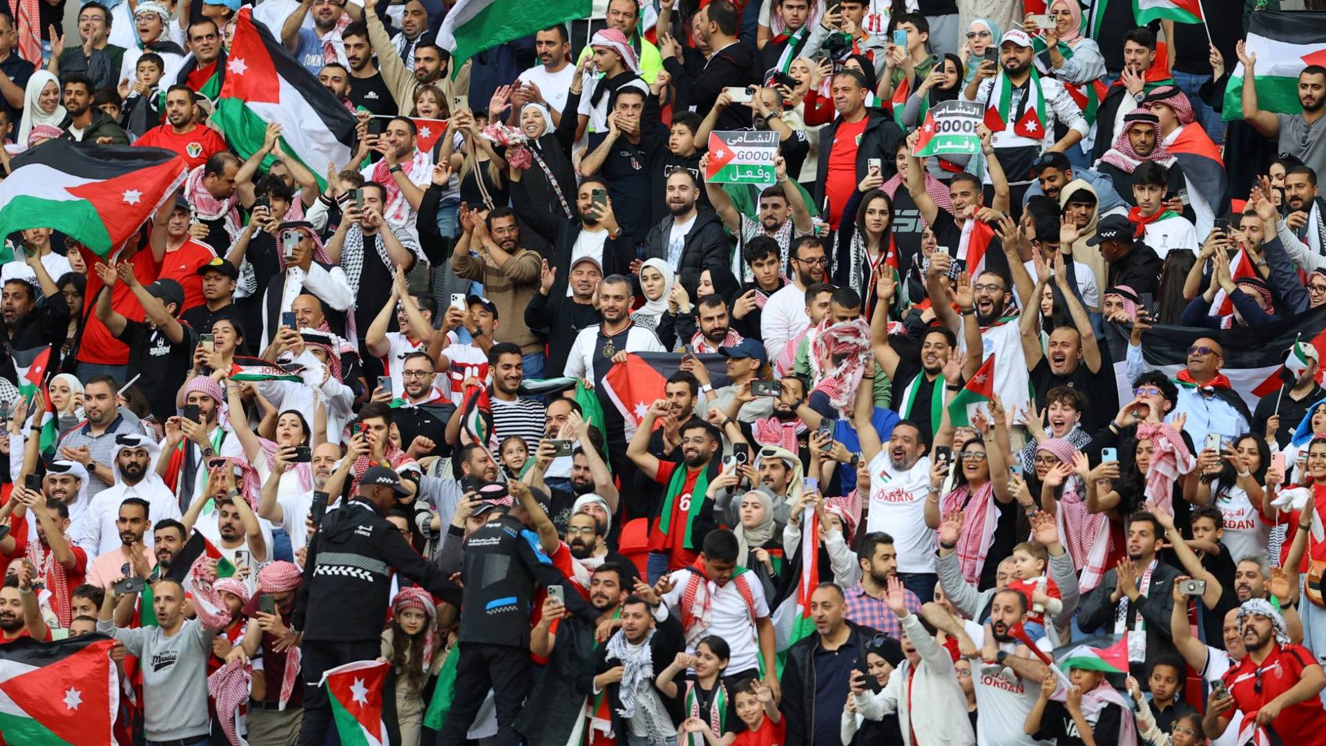 جمهور يشجع المنتخب الاردني