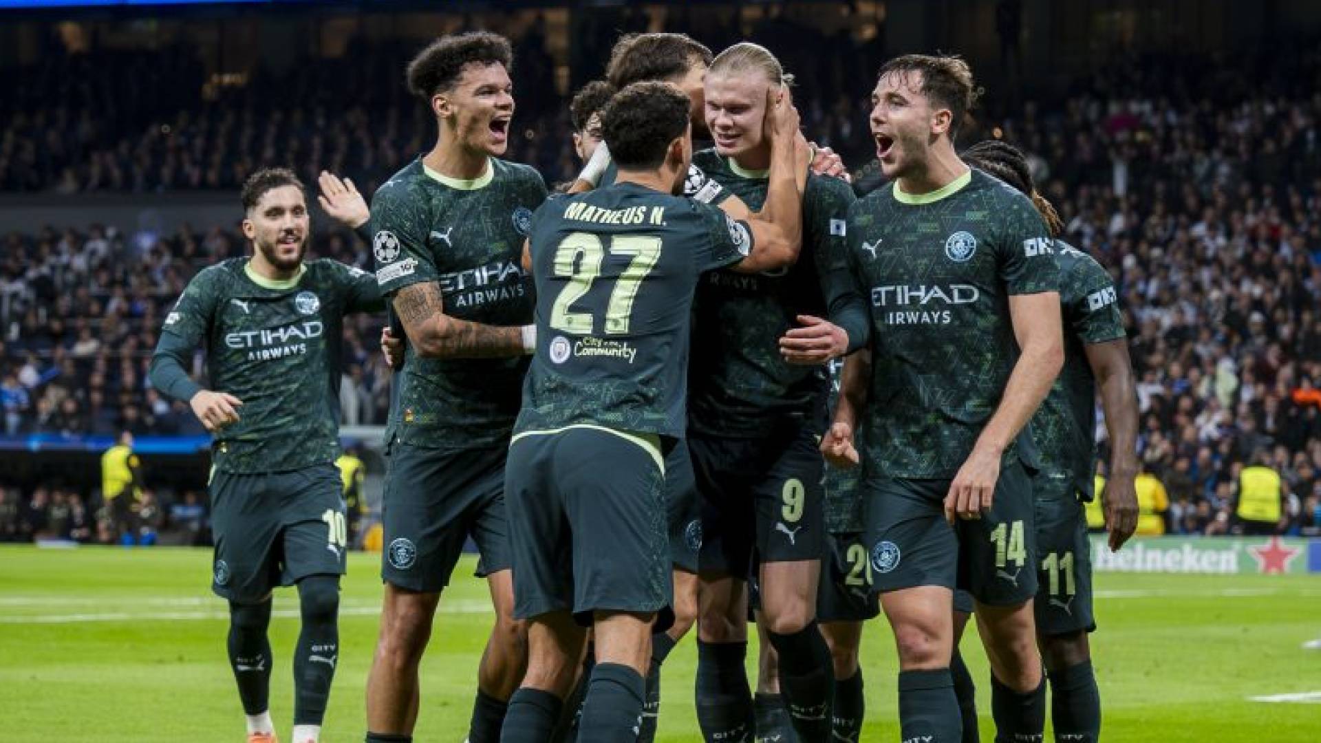 احتفال لاعبي مانشيستر سيتي