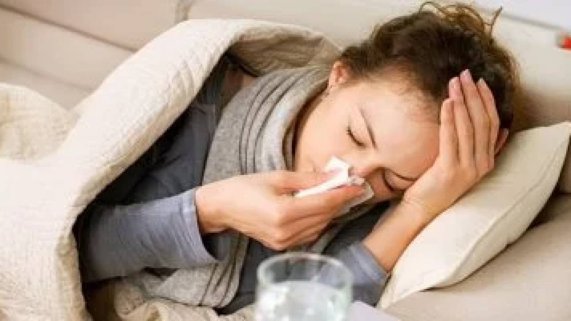 سيدة مصابة بنزلة برد