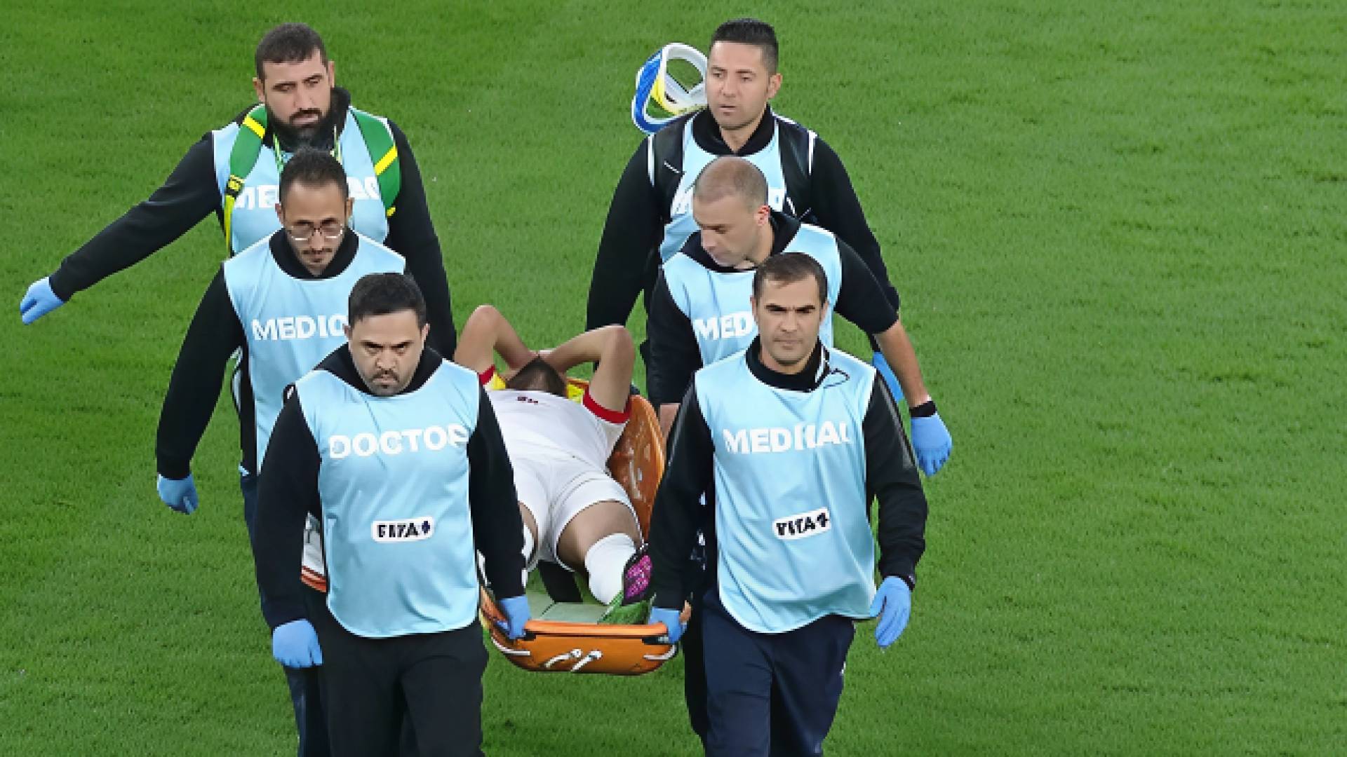 لحظة نقل اللاعب يزن النعيمات للعلاج