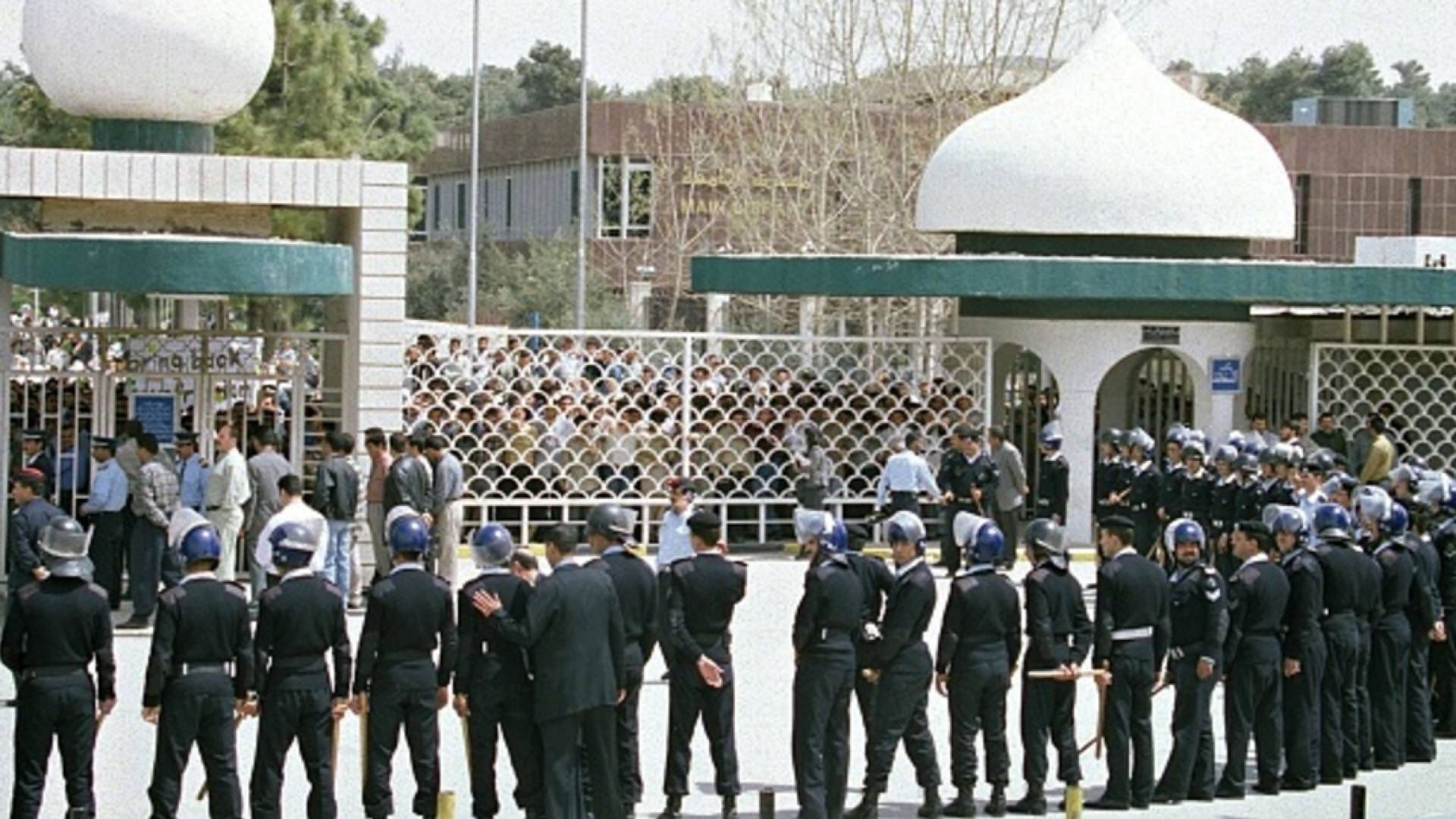 الأمن العام أمام الجامعة الأردنية أثناء إحدى المشاجرات _أرشيفية
