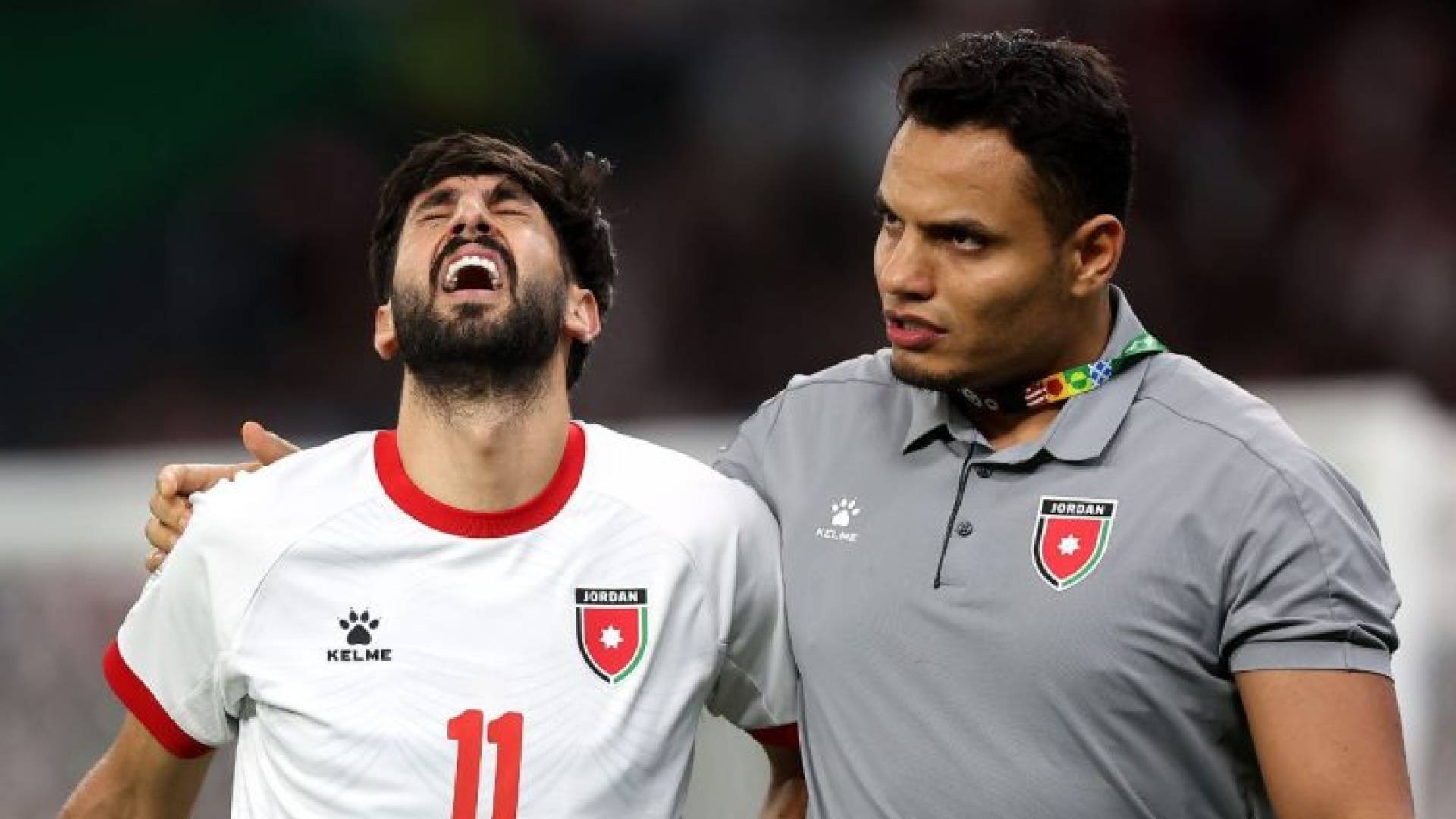 يزن النعيمات بعد تعرضه لإصابة قوية خلال مباراة منتخب بلاده ضد العراق