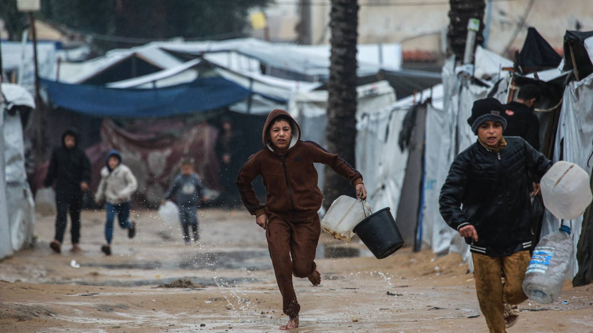 أطفال من قطاع غزة في الشتاء