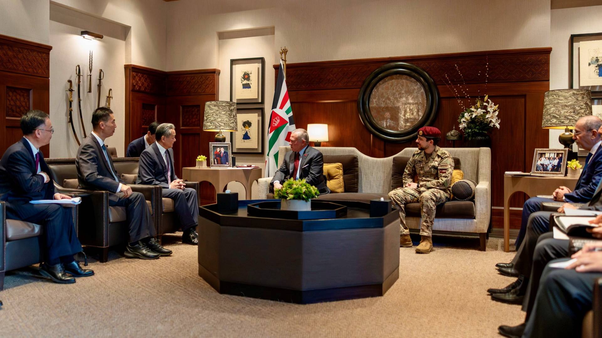 الملك يستقبل وزير الخارجية الصيني