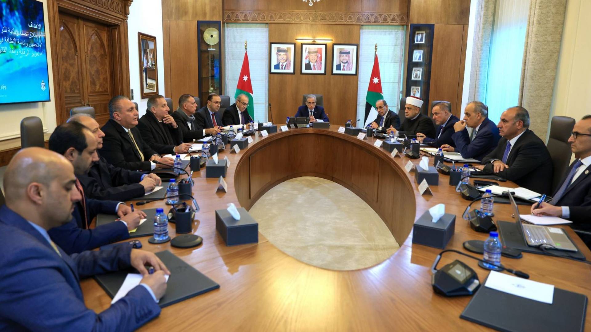 رئيس الوزراء يترأس اجتماع "الحد من الإلقاء العشوائي للنفايات"