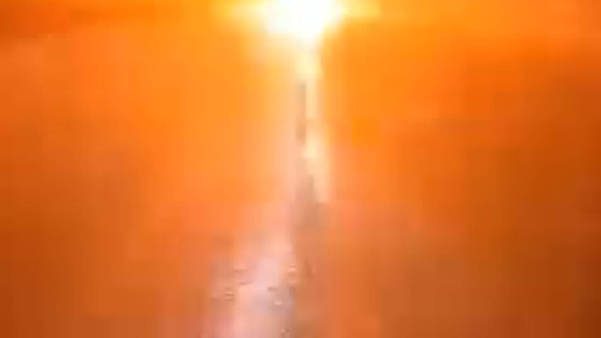 صاعقة رعدية قوية تضرب أرضا زراعية في ريف حمص السوري