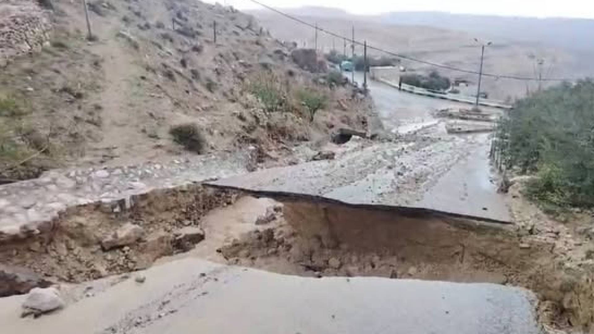 تصدعات وانجرافات في شوارع محافظة الكرك إثر المنخفض الجوي