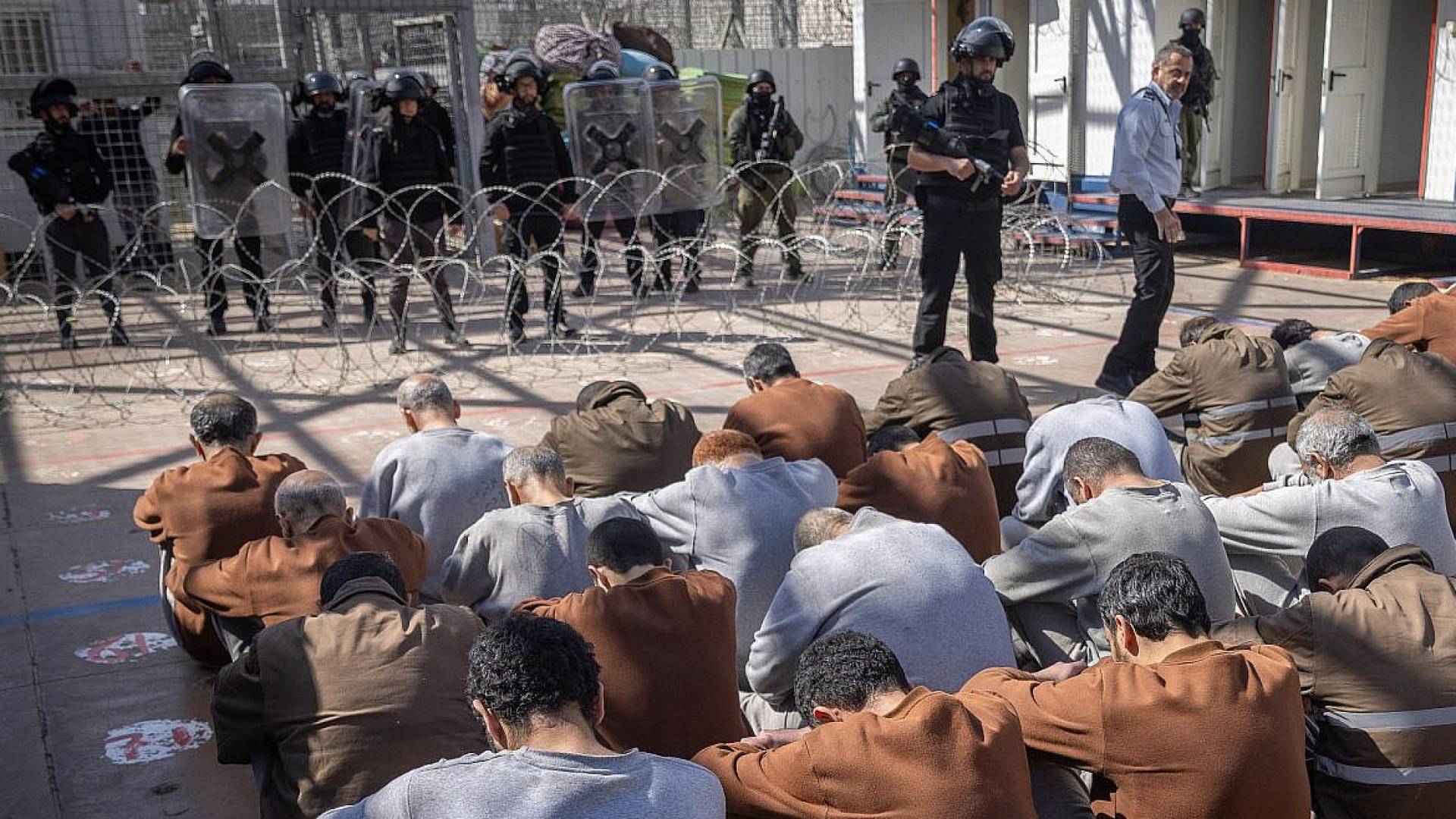 أسرى فلسطينيين في أحد سجون الاحتلال