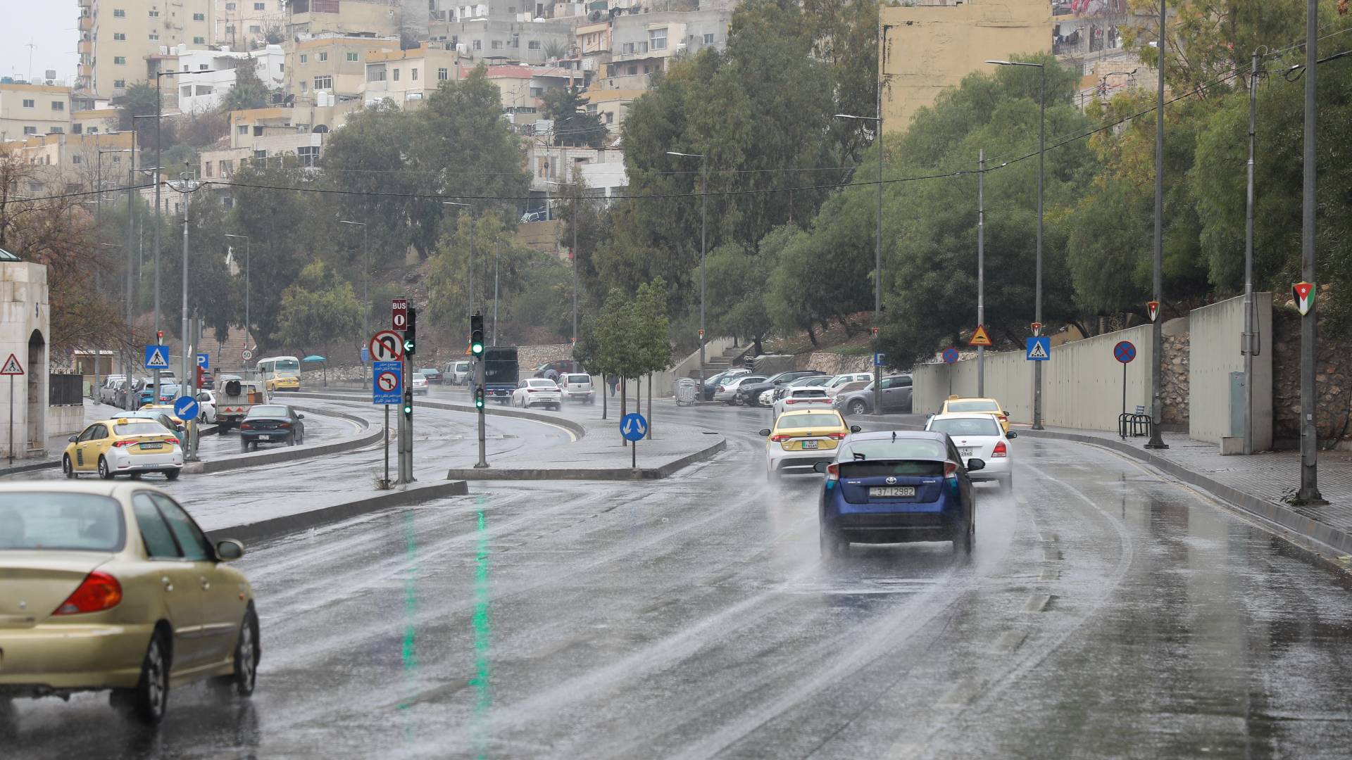 تساقط الامطار في احدى مناطق العاصمة عمان.. ارشيفية