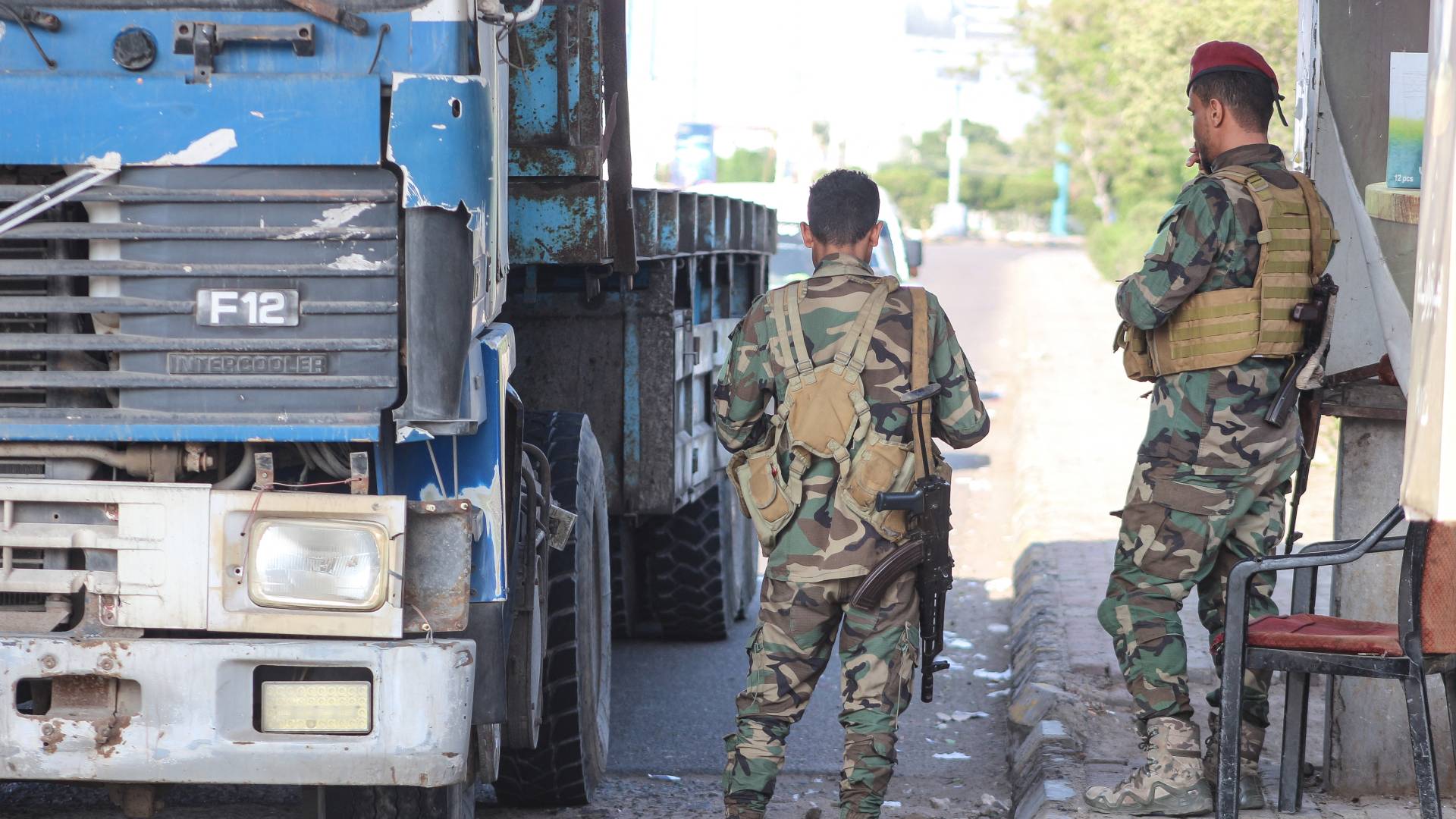 أفراد من قوات الأمن يديرون نقطة تفتيش في عدن، حيث مقر الحكومة المعترف بها دوليا