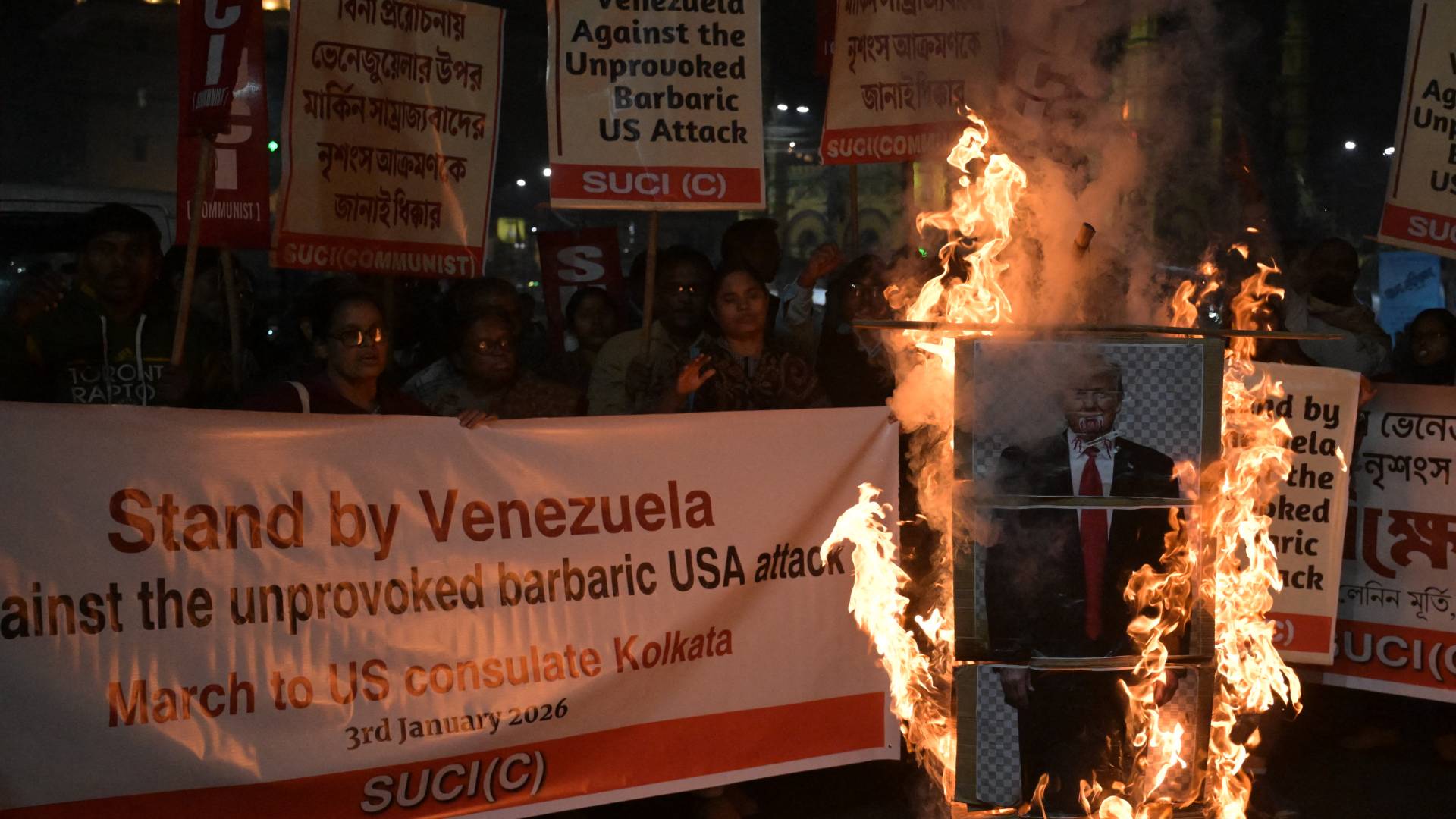 احراق مجسم لترمب في الهند