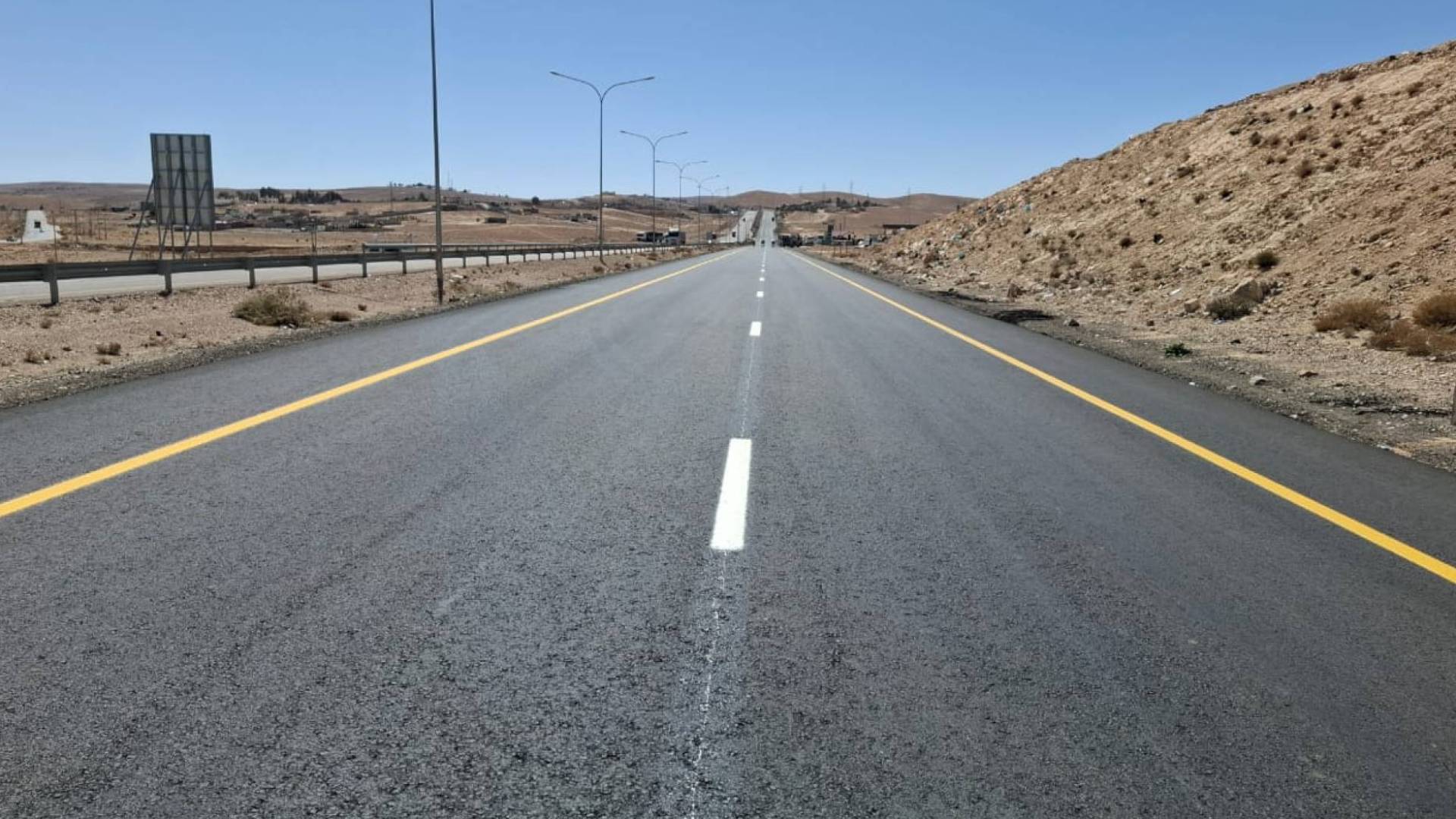 شارع تم اصلاحه من قبل وزارة الاشغال