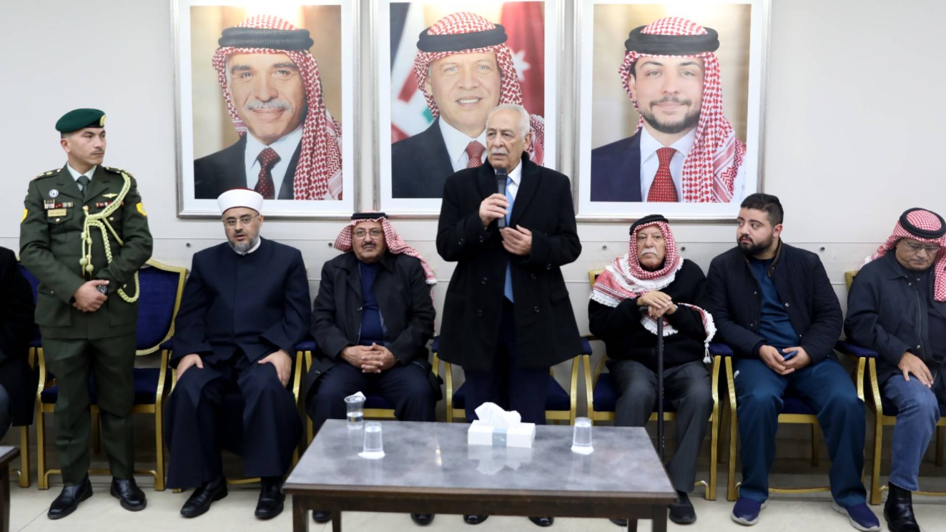 رئيس الديوان الملكي الهاشمي يوسف حسن العيسوي، يقدم واجب العزاء إلى عشائر الأخرس والحسنات وطبيشات والخصاونة وآل صبحا