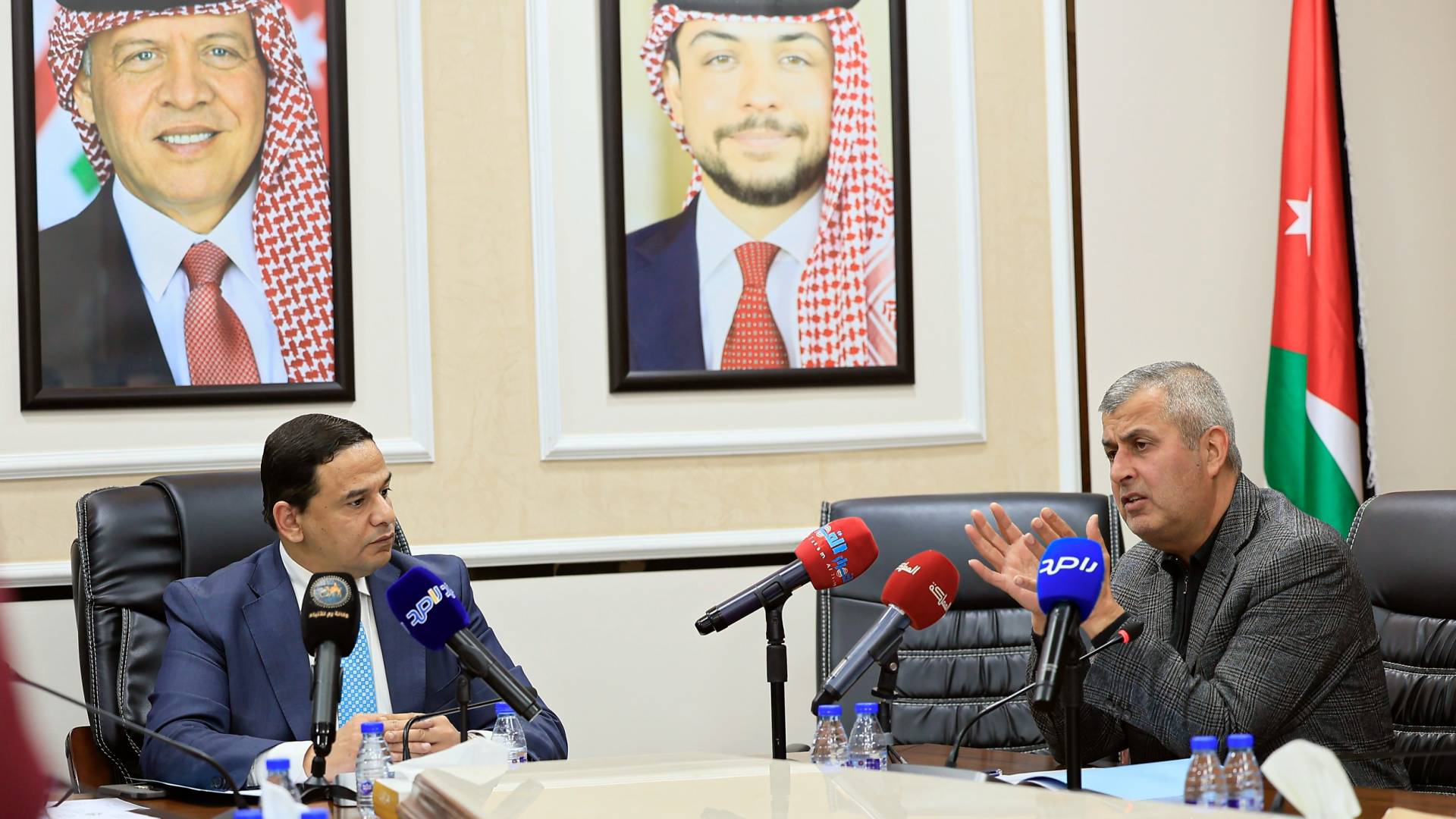 جانب من اجتماع لجنة الطاقة اليابية