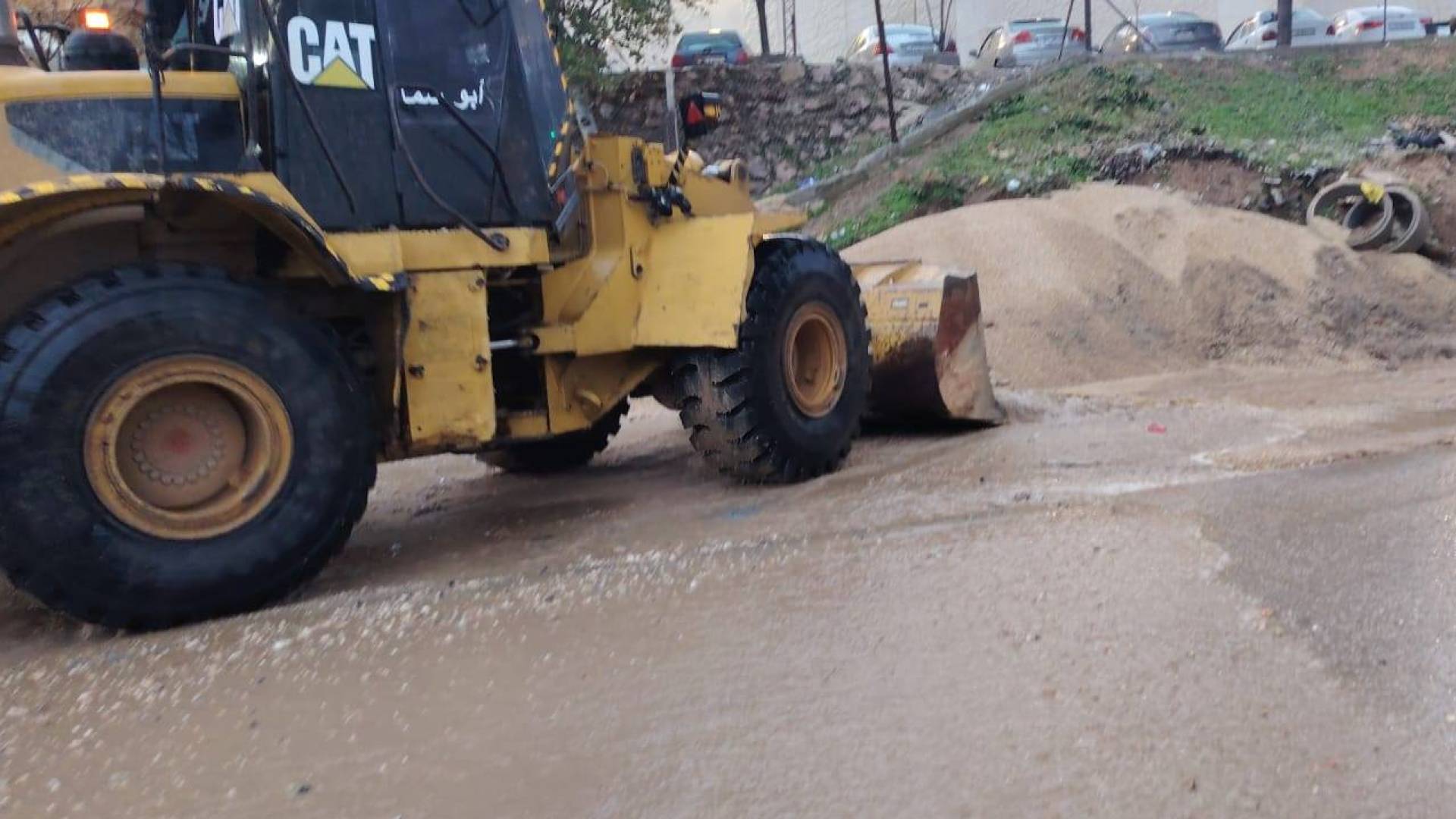 كوادر البلدية تعاملت مع انسداد عبارة تصريف مياه الأمطار على طريق "إربد-عمان" الحيوي