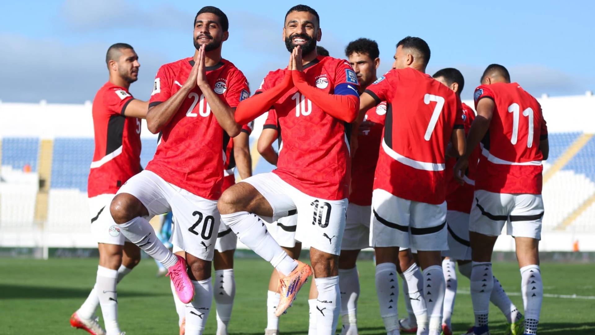 لاعبو منتخب مصر يحتفلون بهدف سابق