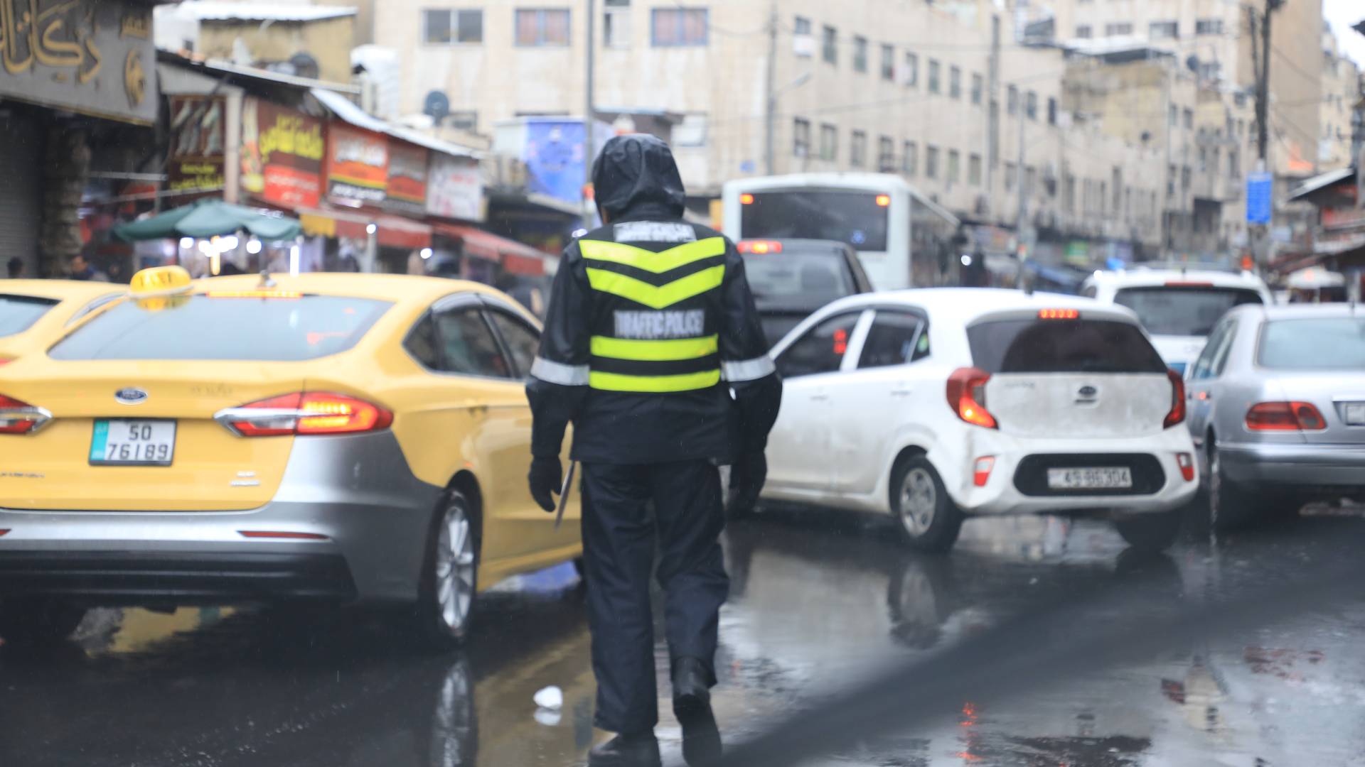 رجل سير أثناء عملة في فصل الشتاء