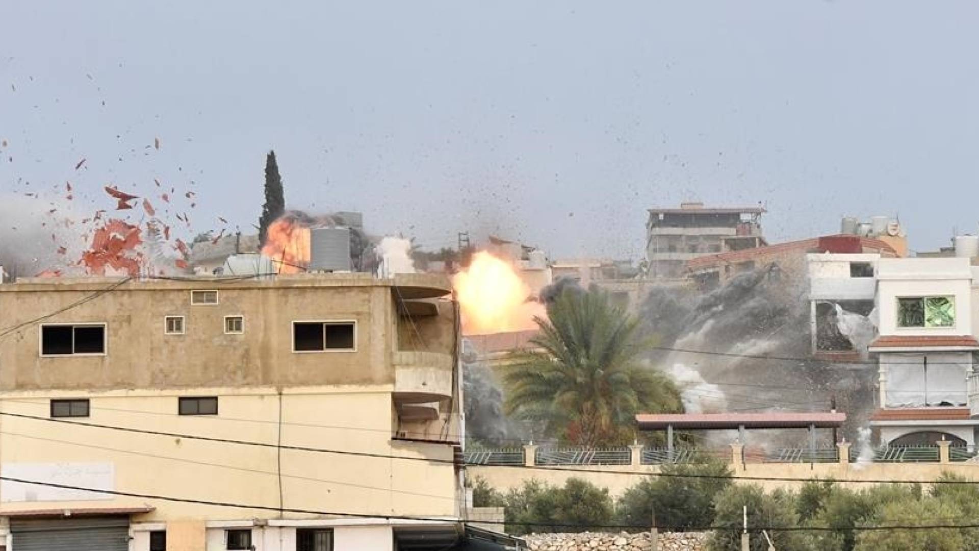 الاحتلال ينسف منازل في لبنان