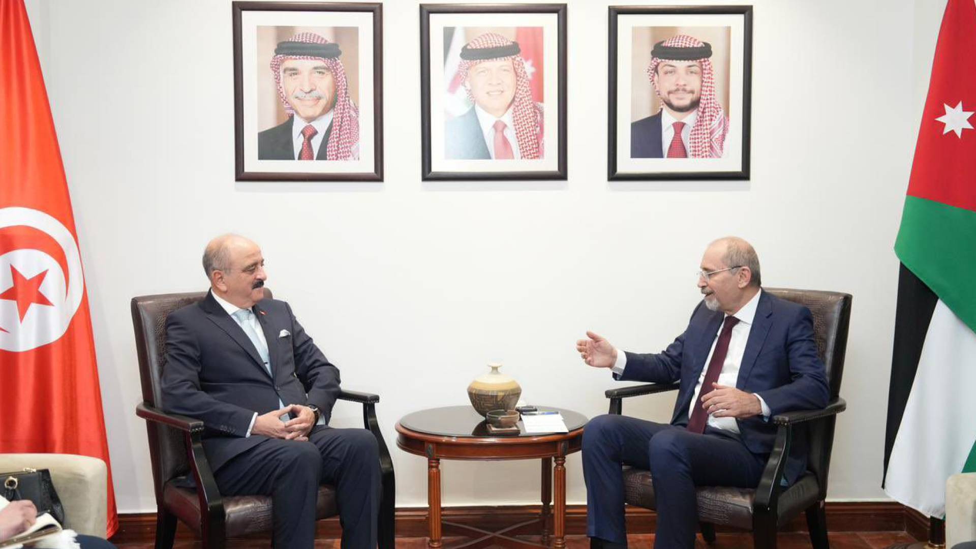 وزير الخارجية أيمن الصفدي وزير الشؤون الخارجية والهجرة محمد علي النفطي