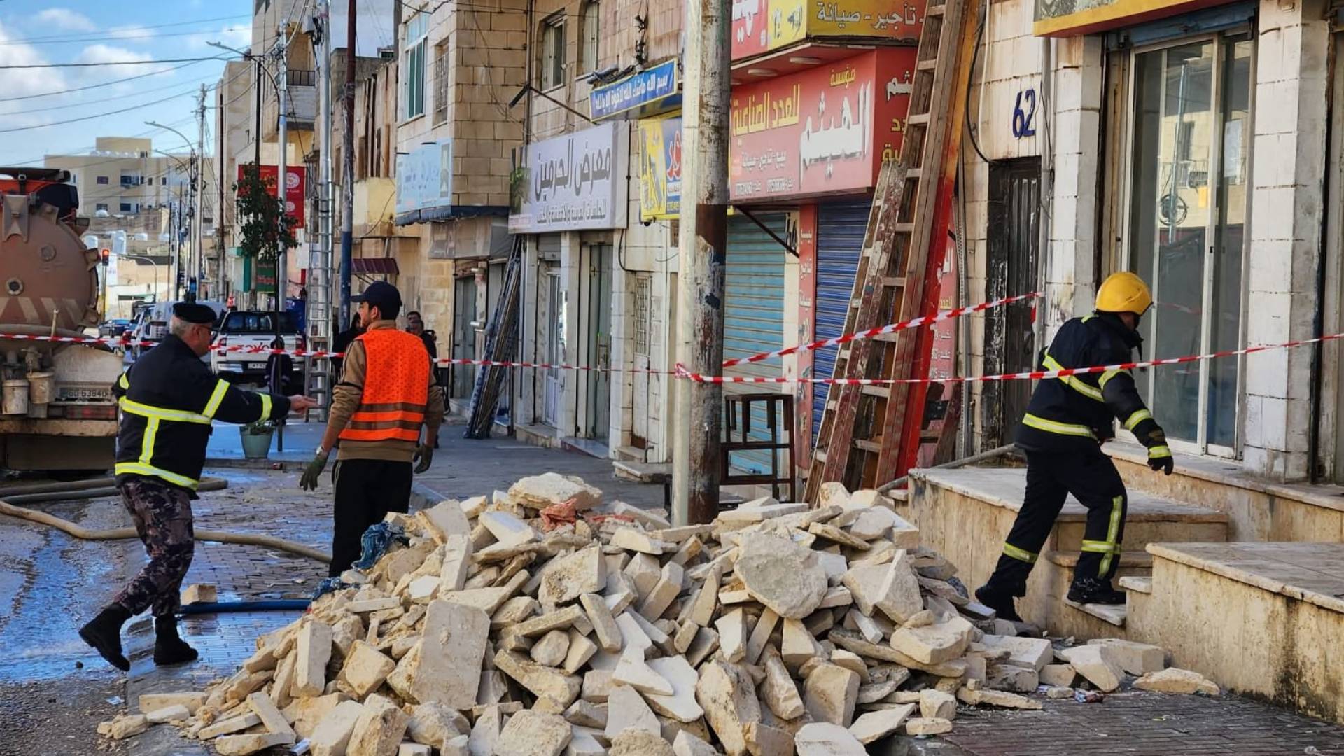 محافظ مادبا يقرر إعادة فتح شارع "الأحوال المدنية" بعد التأكد من سلامته