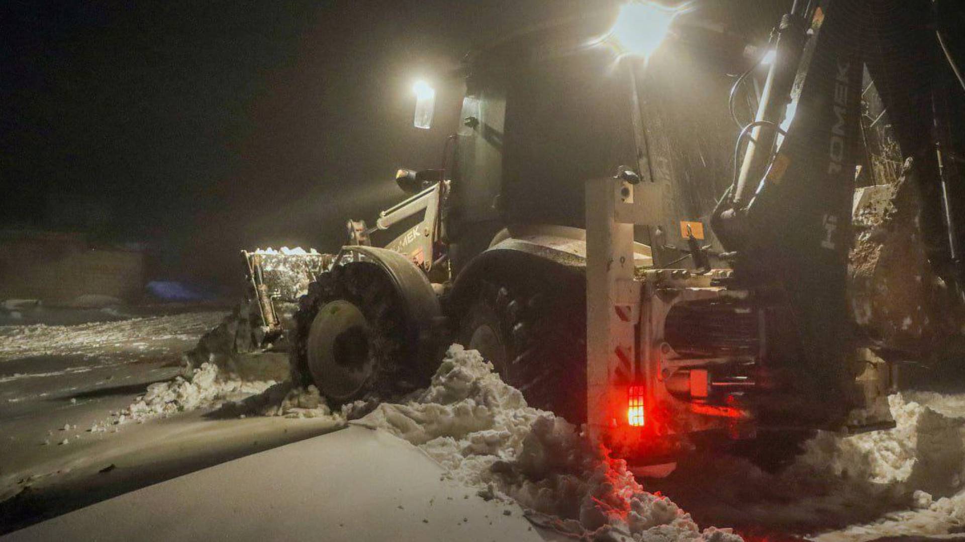 الدفاع المدني السوري يزيل الثلوج المتراكمة ويفتح الطرقات