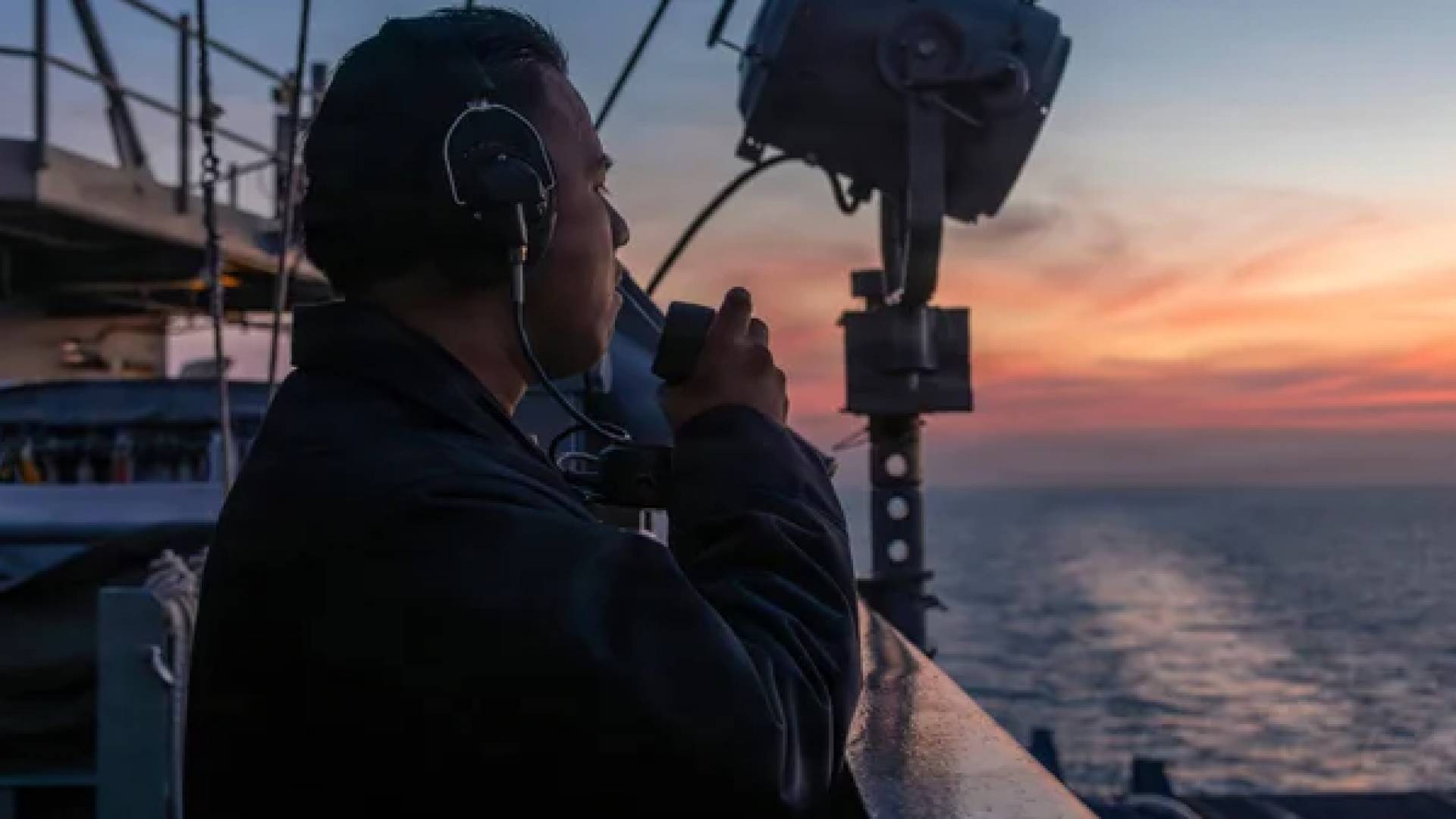 بحار يقف على متن حاملة الطائرات يو إس إس أبراهام لينكولن