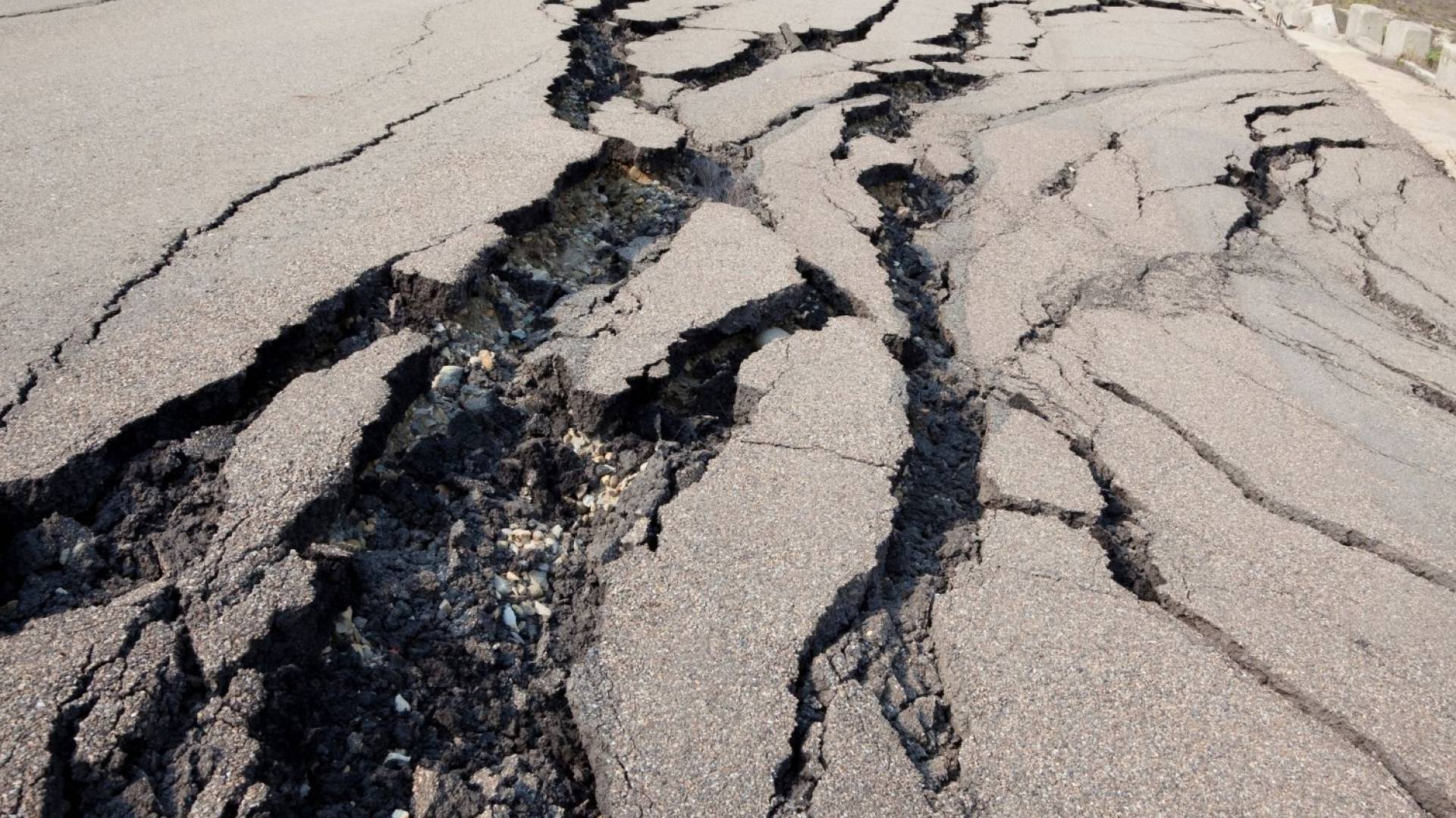 تشققات في احد الشوارع جراء زلزال
