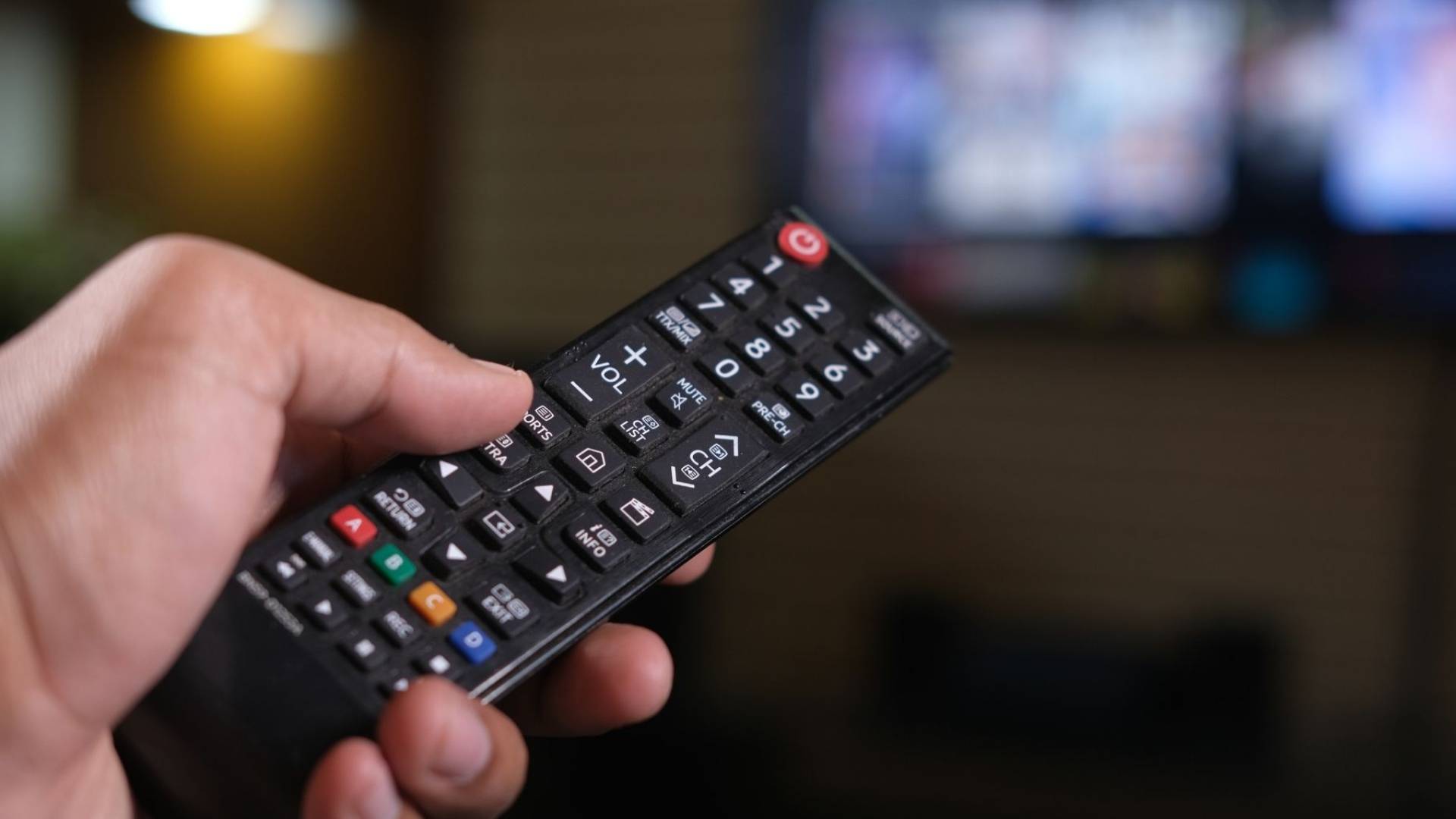 شخص يشاهد التلفاز