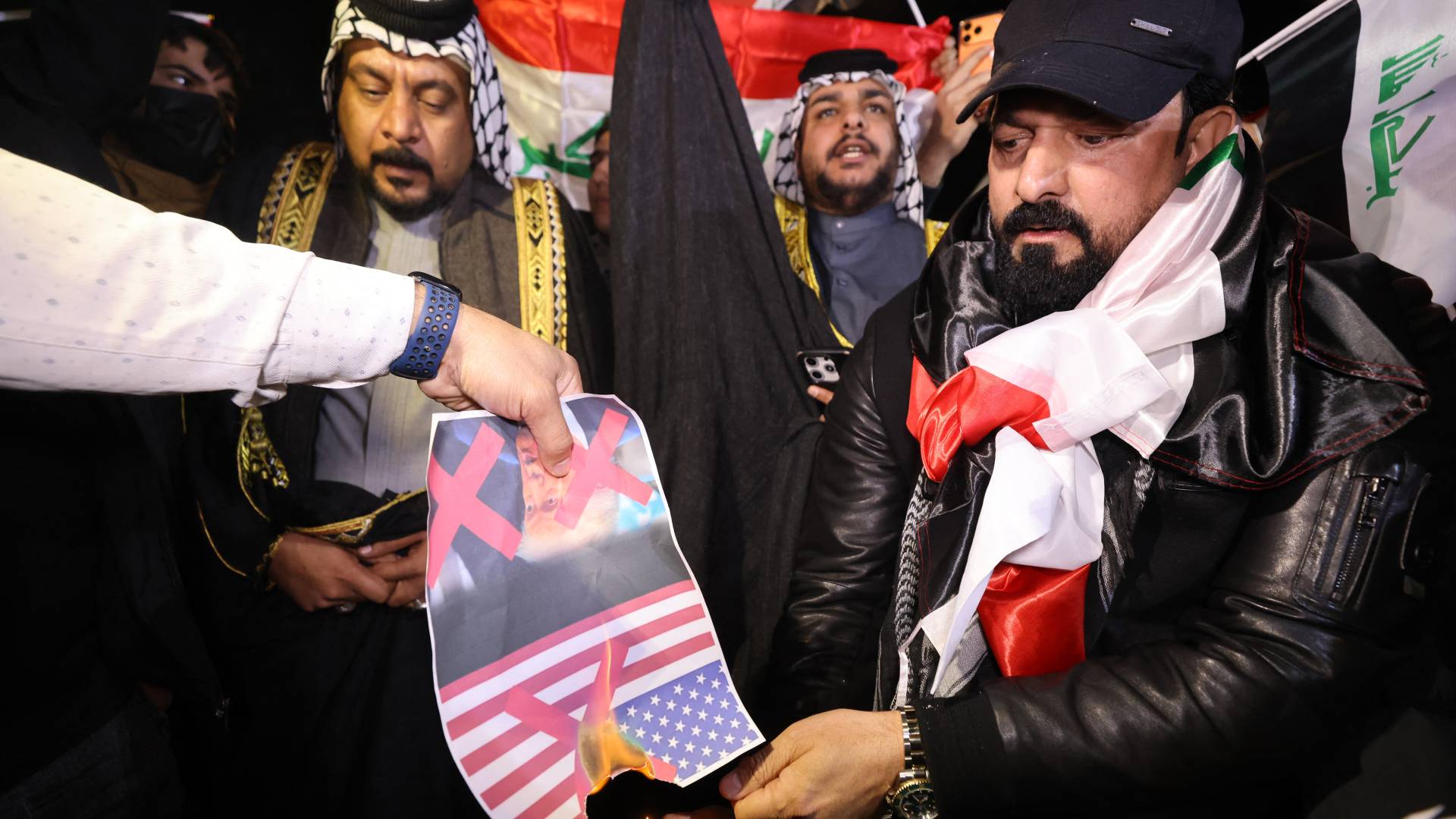 متظاهرون في بغداد يحرقون صورة الرئيس الأمريكي دونالد ترمب