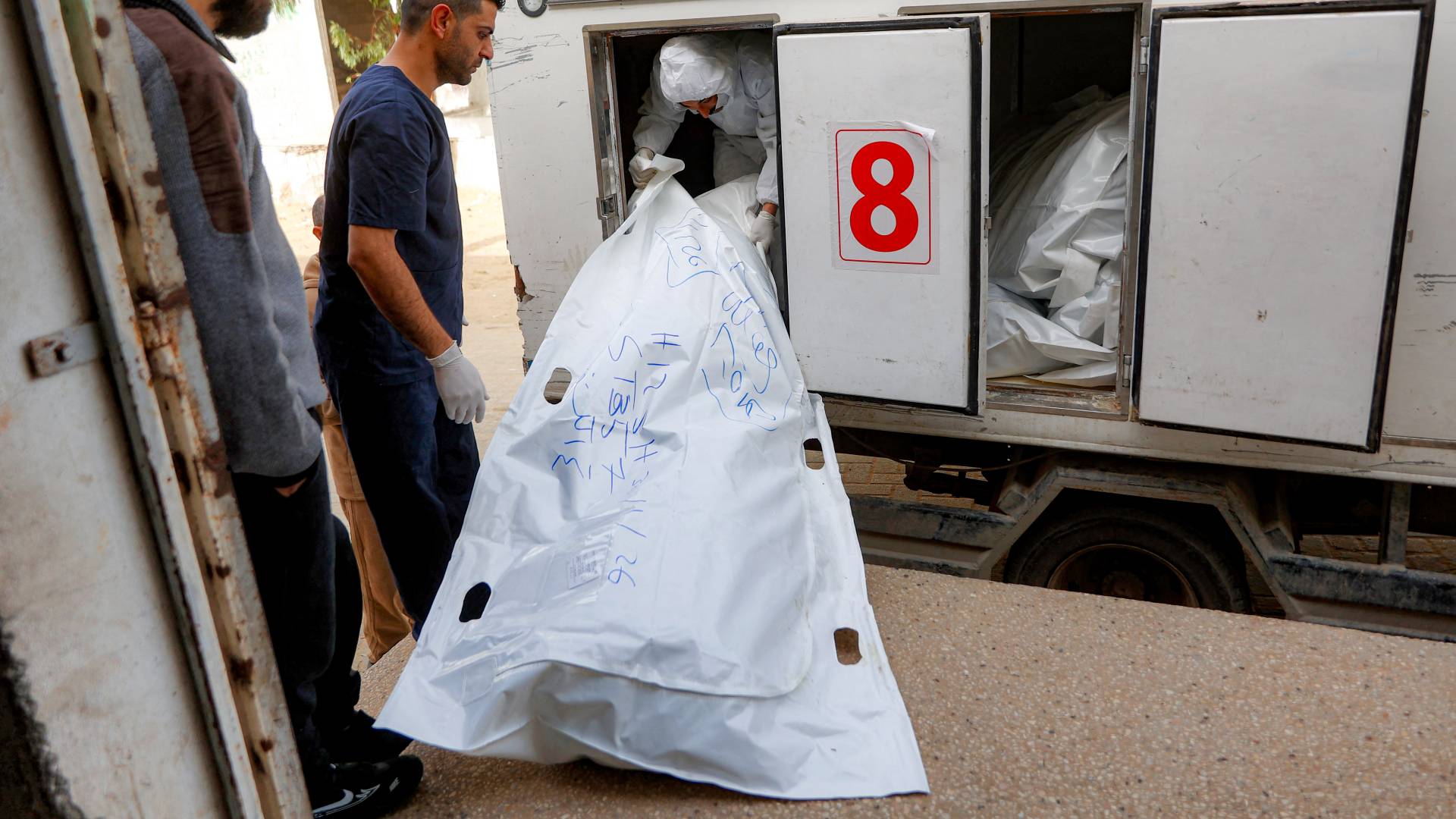 جثامين من أهالي قطاع غزة