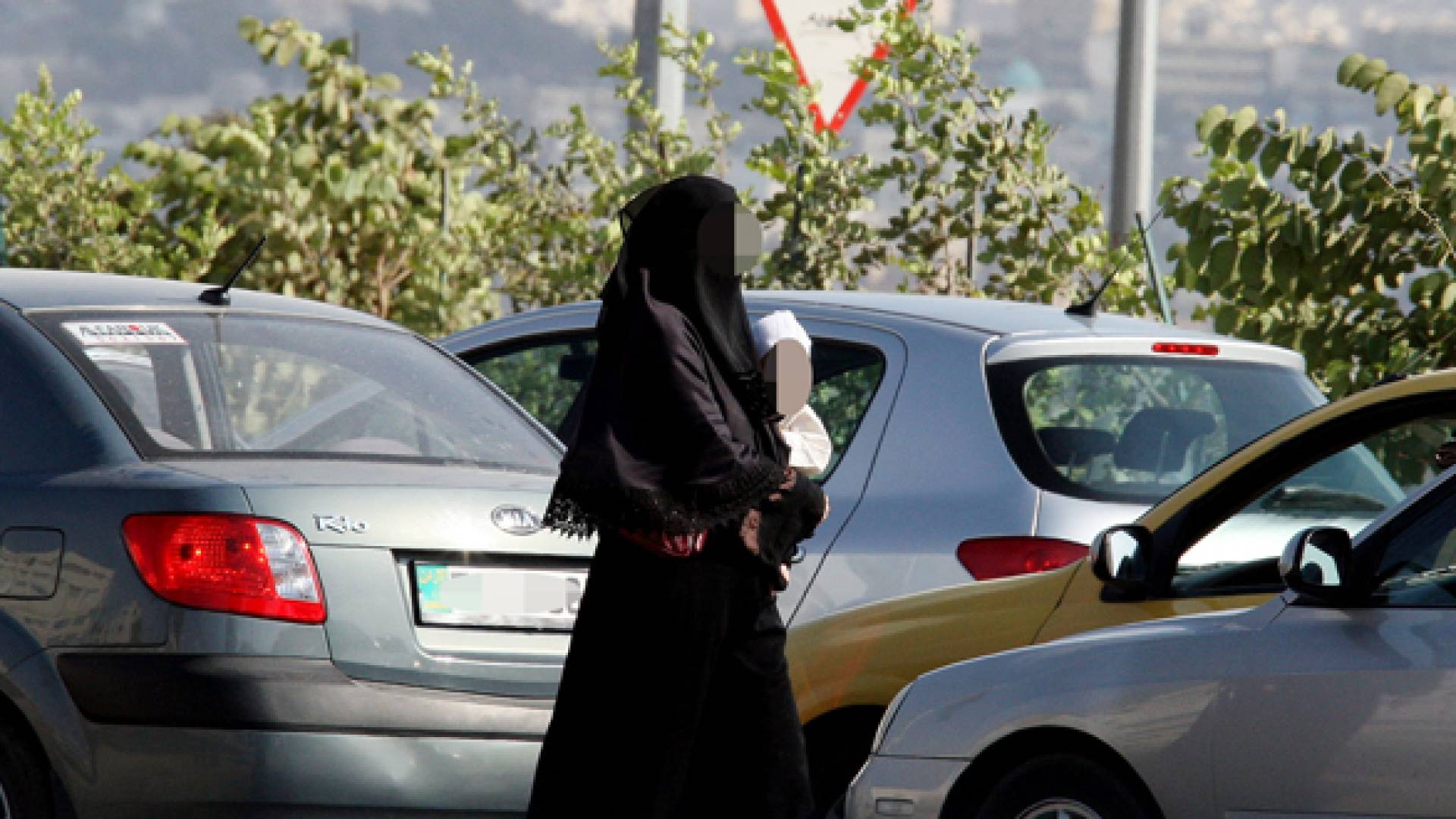 متسولة في أحد الشوارع العاصمة عمان