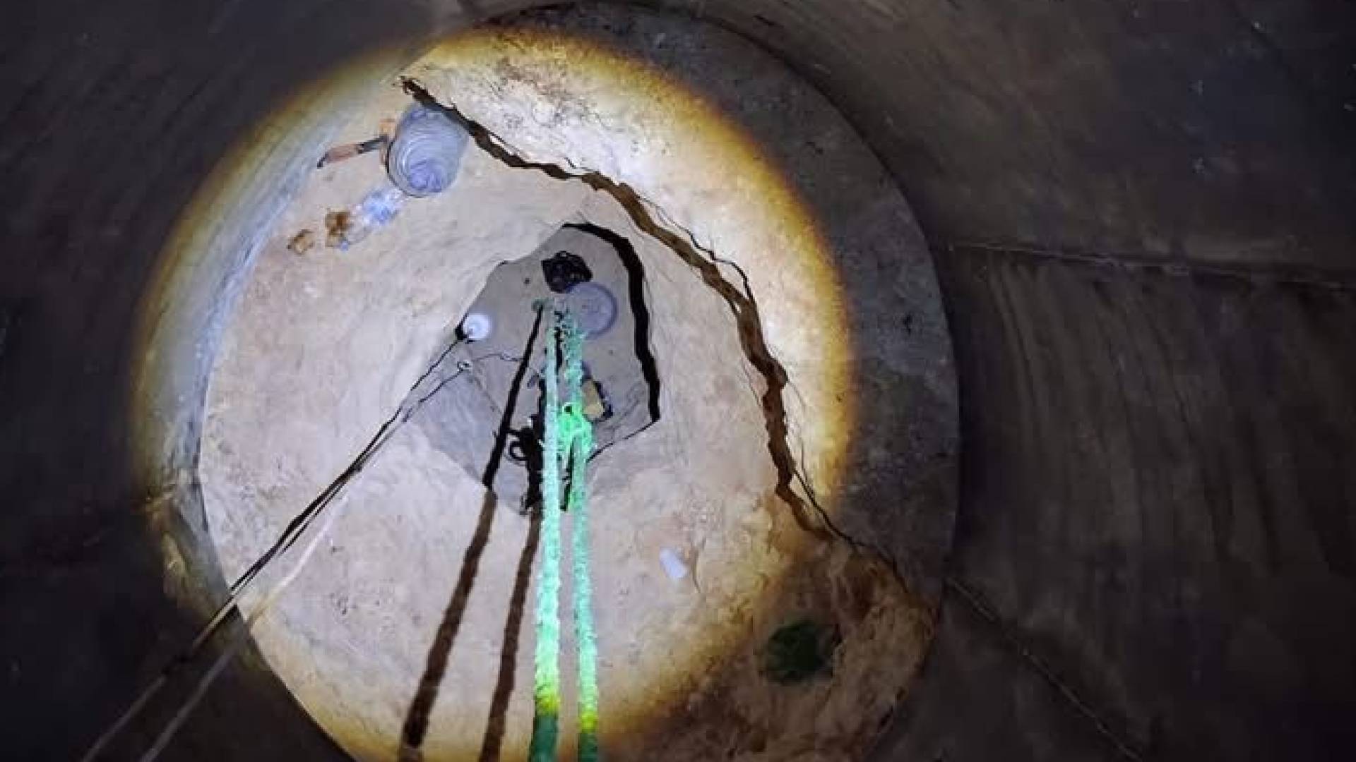 حفارة مخالفة في منطقة عين البيضا بمحافظة عجلون