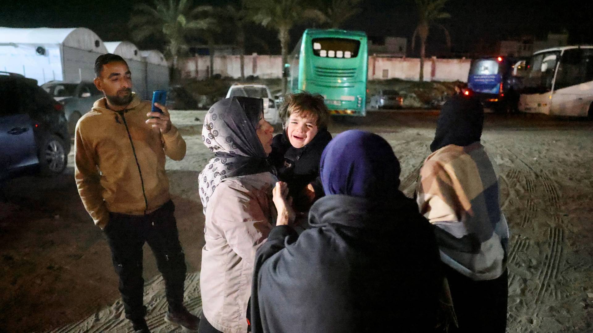 فلسطينيون قادمون من مصر عبر معبر رفح إلى غزة