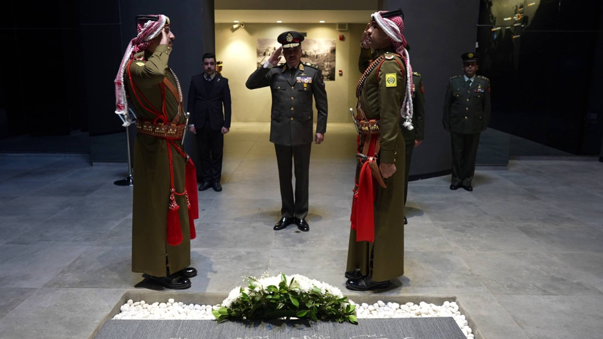 رئيس أركان مصر يزور "صرح الشهيد" في عمان.. ويضع إكليلا من الزهور