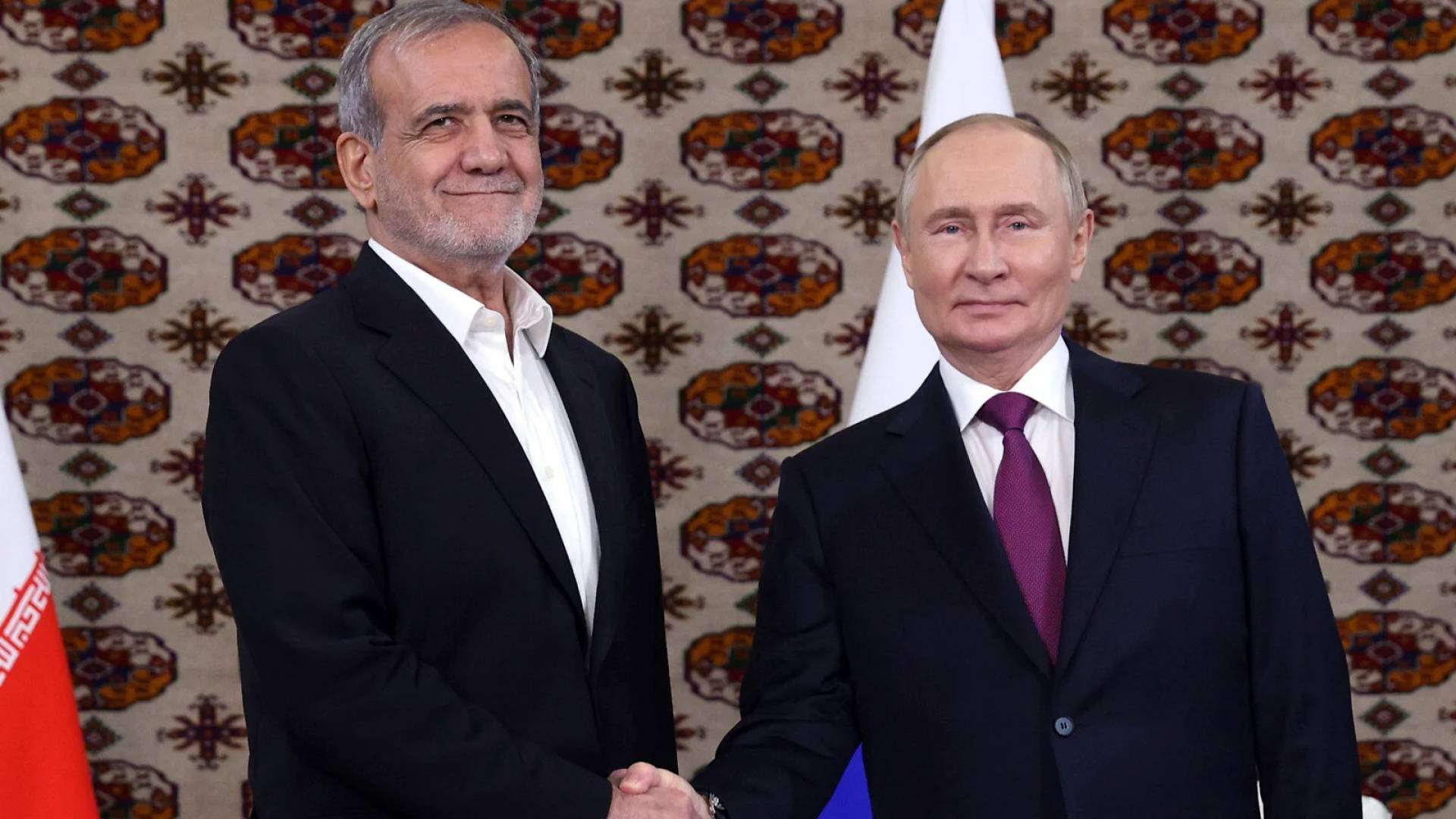 الرئيس الروسي فلاديمير بوتين والرئيس الإيراني مسعود بزشيكيان