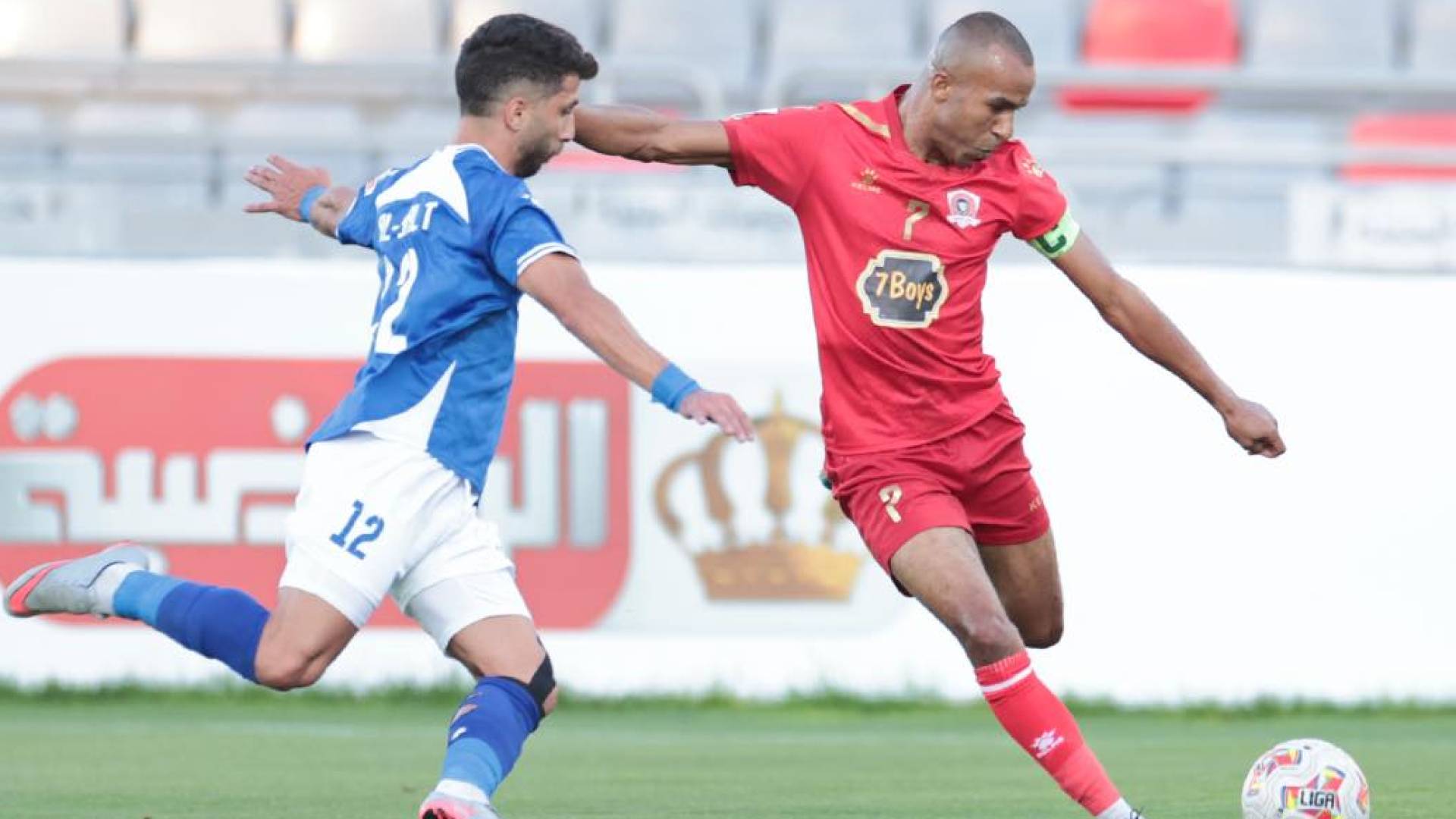 لاعب الجزيرة ياسين البخيت يسدد الكرة في مباراة سابقة