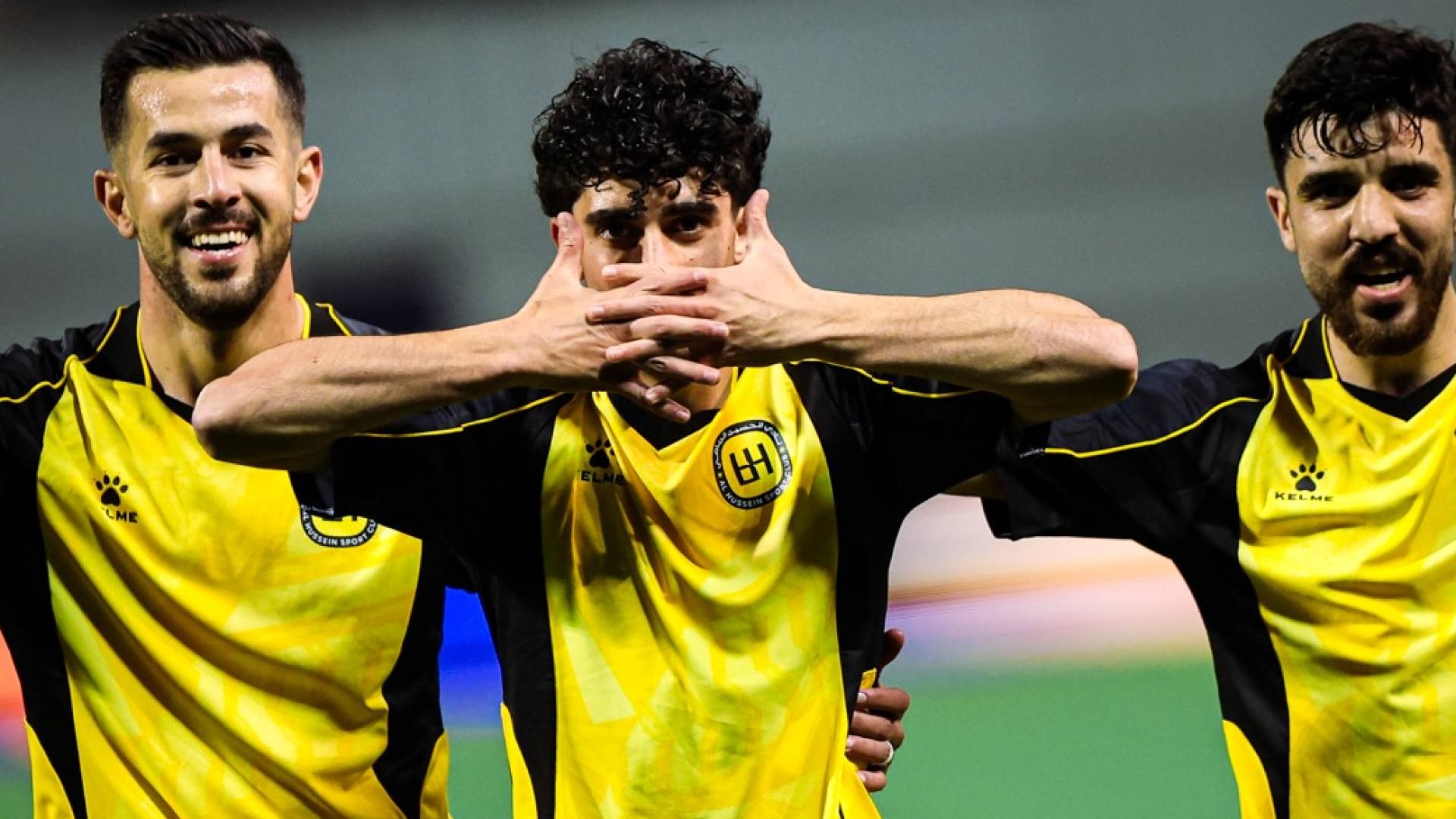 لاعبو الحسين يحتفلون بهدف