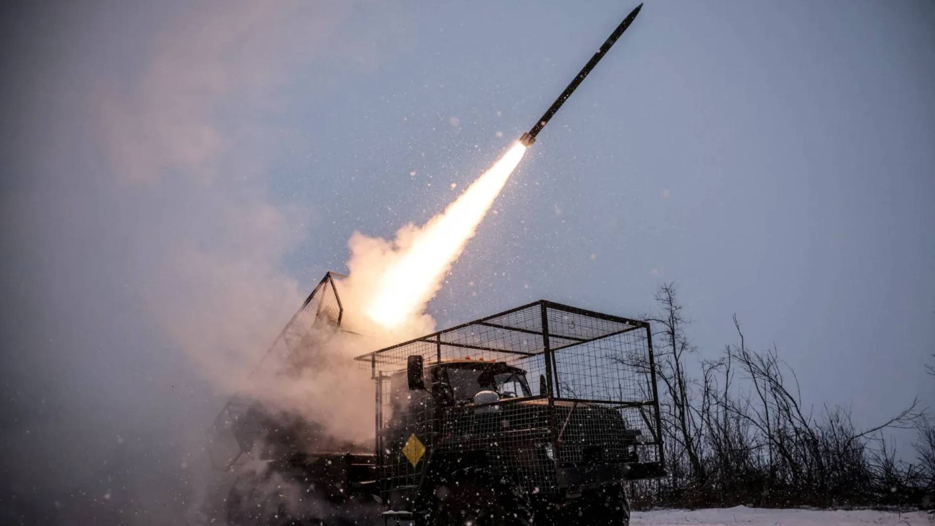 جنود أوكرانيون يطلقون صواريخ متعددة باتجاه القوات الروسية في منطقة دونيتسك