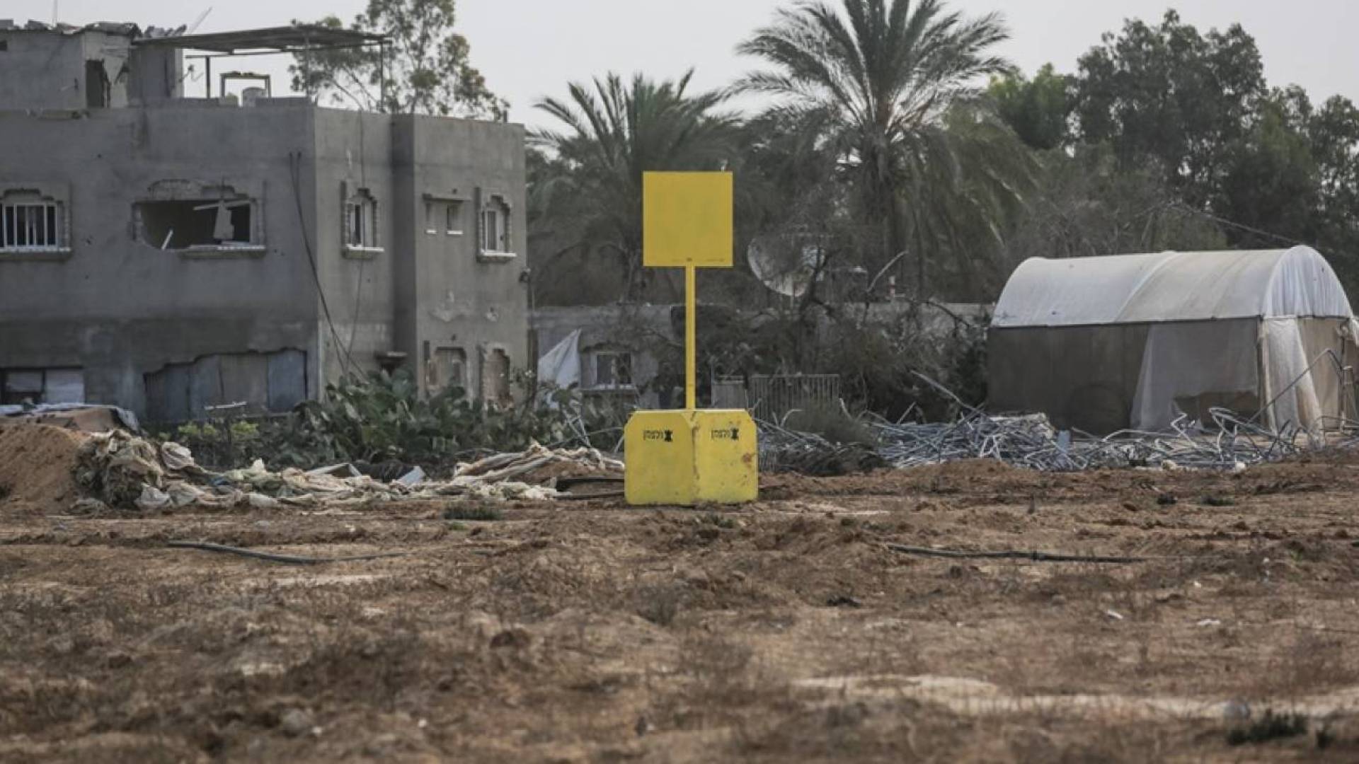 "الخط الأصفر" هو مصطلح للاحتلال يستخدم للإشارة إلى منطقة أو خط أمني محدد يعتبرونه حدودا فاصلة أو منطقة حساسة لا يجب أن تتجاوزها