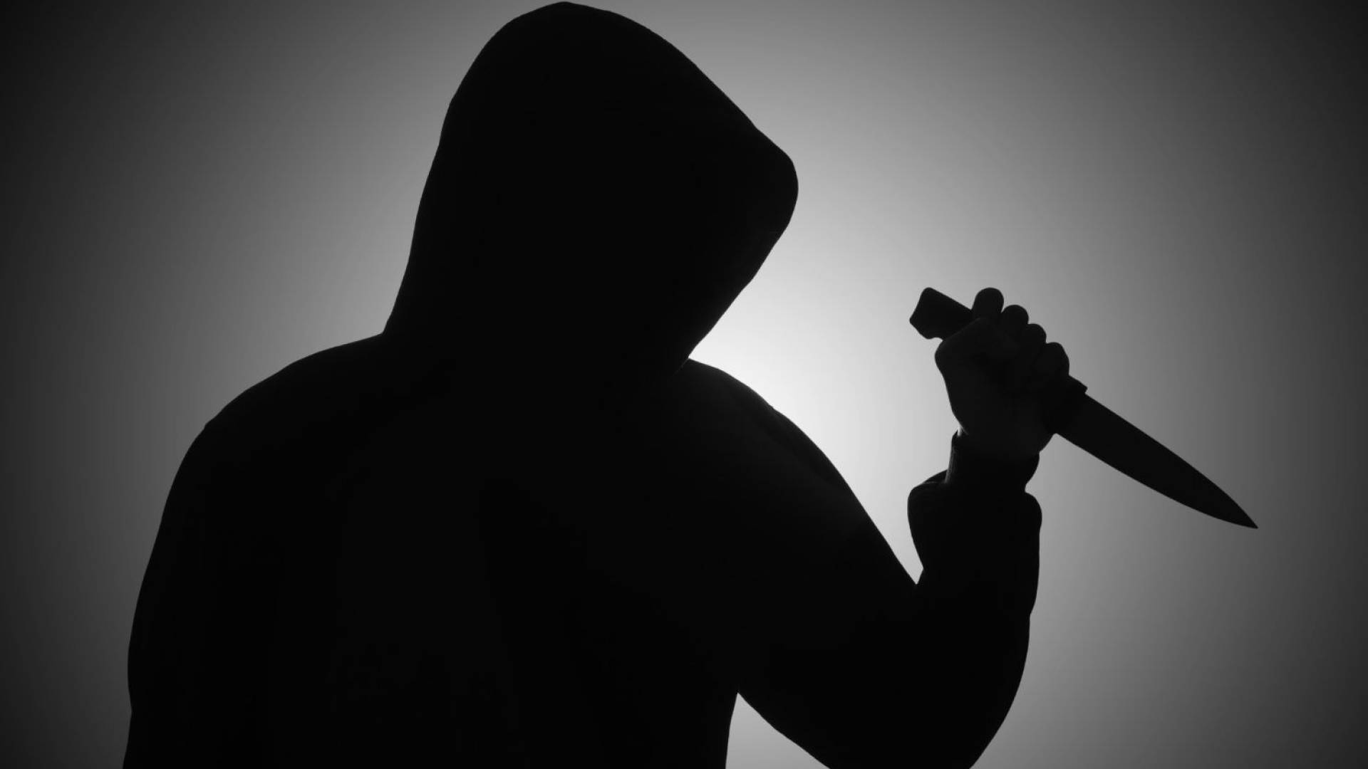 شخص يحمل سكينا