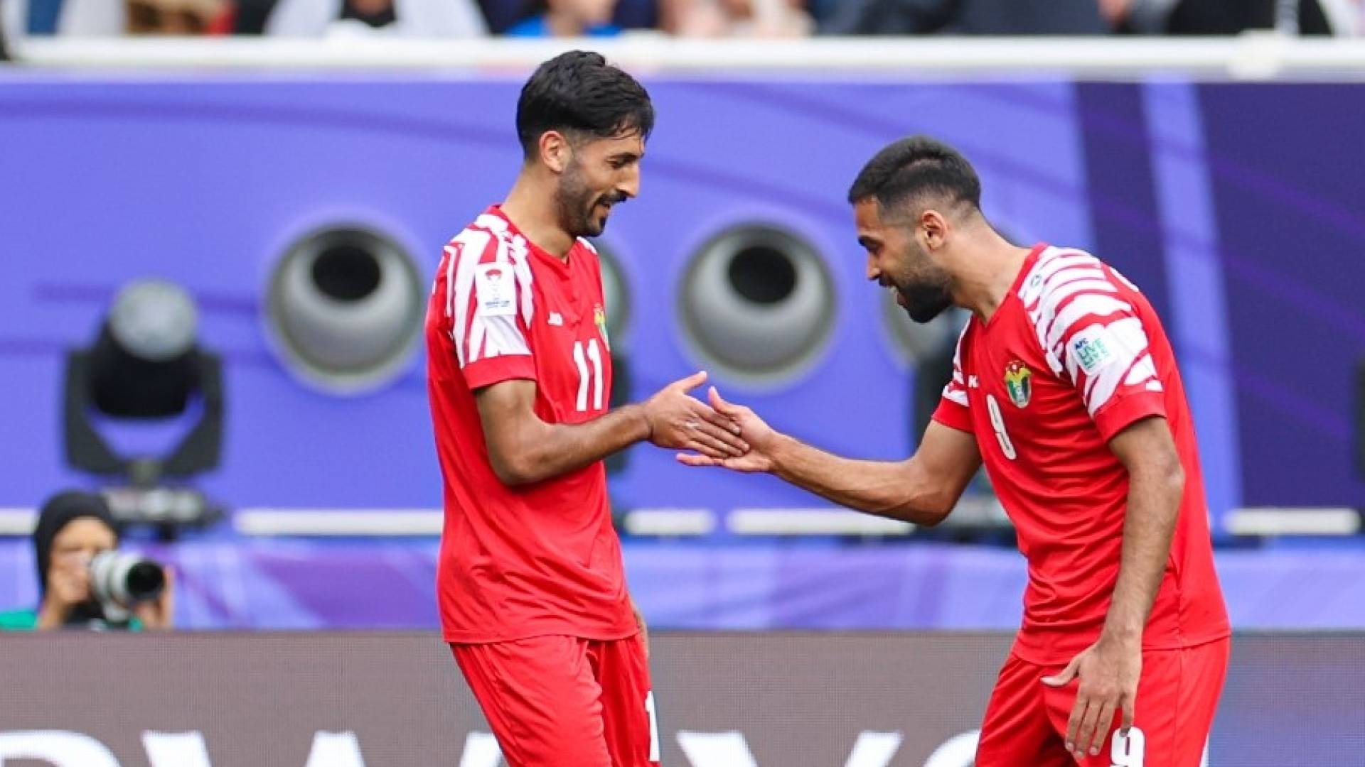 اللاعبان علي علوان و يزن النعيمات